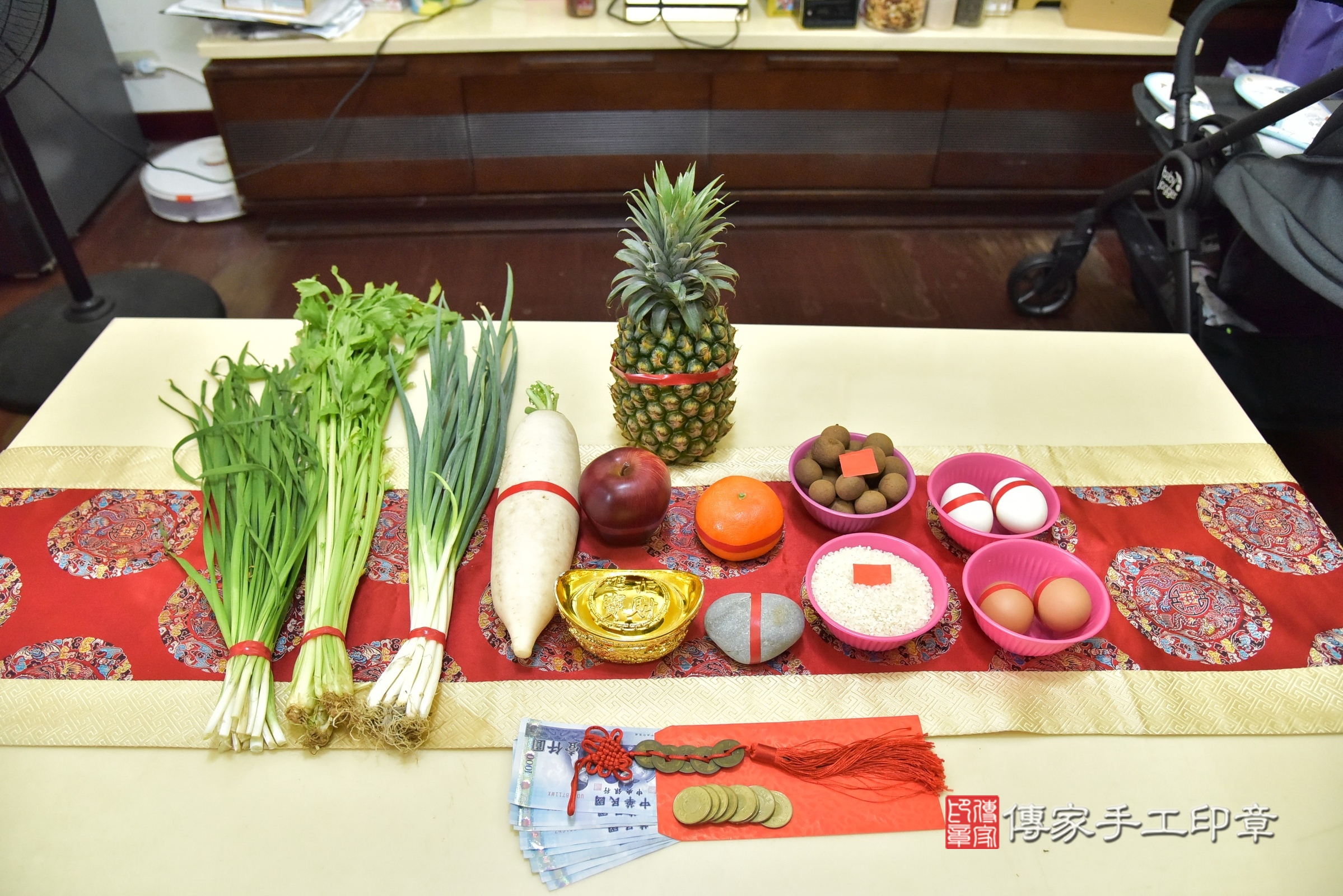 小旭寶寶(新北市新莊區到府嬰兒小旭寶寶滿月剃頭理髮、到府嬰兒剃胎毛儀式吉祥話)。到府剃頭剃胎毛主持、專業拍照、證書。★購買「臍帶章、肚臍章、胎毛筆刷印章」贈送：剃頭、收涎、抓周，三選一。2025.6.14，照片2