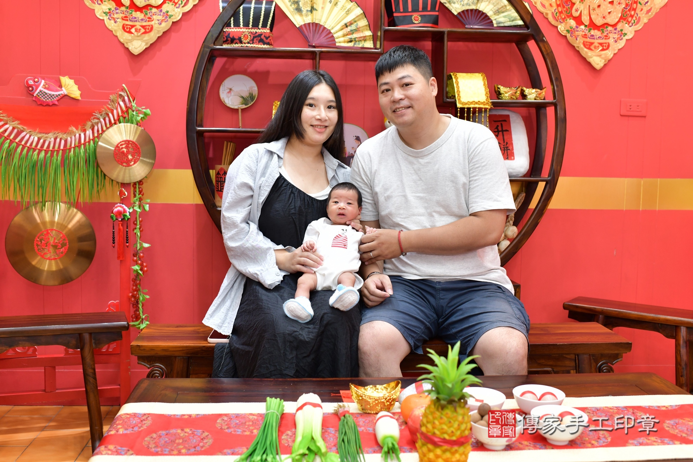 小潔寶寶(桃園市八德區嬰兒寶寶滿月剃頭理髮、嬰兒剃胎毛儀式吉祥話)。中國風會場，爸媽寶貝穿「日中韓」古裝禮服。專業拍照、證書。★購買「臍帶章、肚臍章、胎毛筆刷印章」贈送：剃頭、收涎、抓周，三選一。2025.6.17，照片1