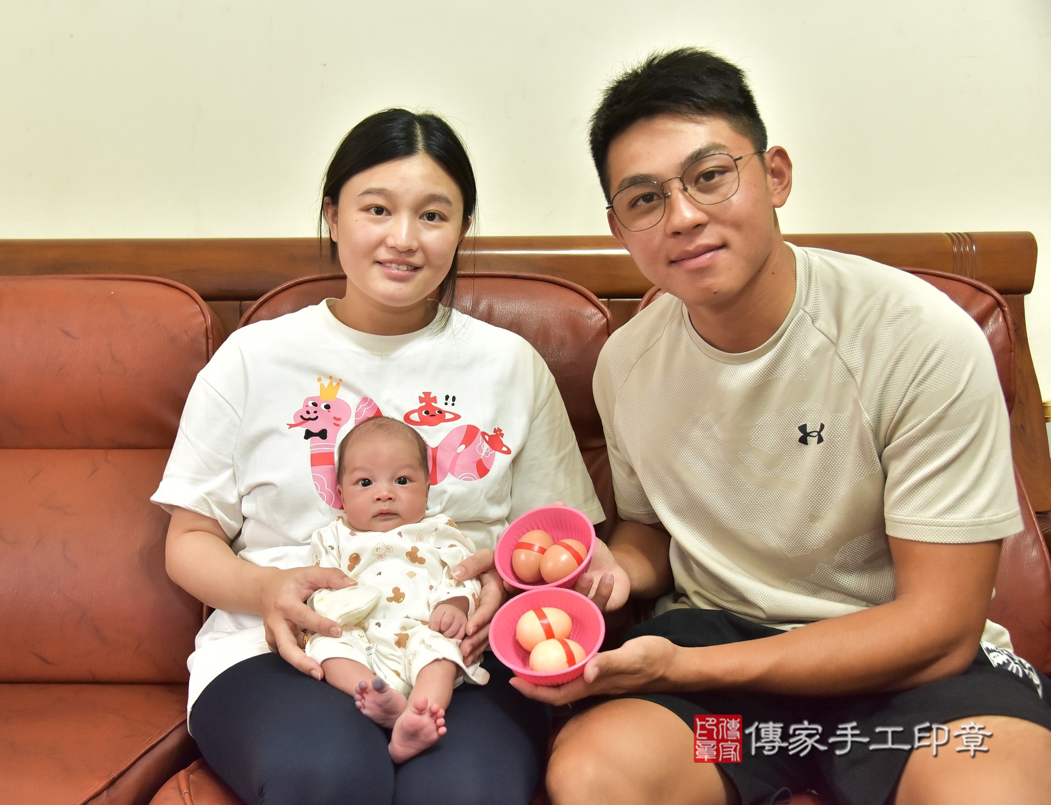 小路寶寶(新北市林口區到府嬰兒小路寶寶滿月剃頭理髮、到府嬰兒剃胎毛儀式吉祥話)。到府剃頭剃胎毛主持、專業拍照、證書。★購買「臍帶章、肚臍章、胎毛筆刷印章」贈送：剃頭、收涎、抓周，三選一。2025.6.19，照片4