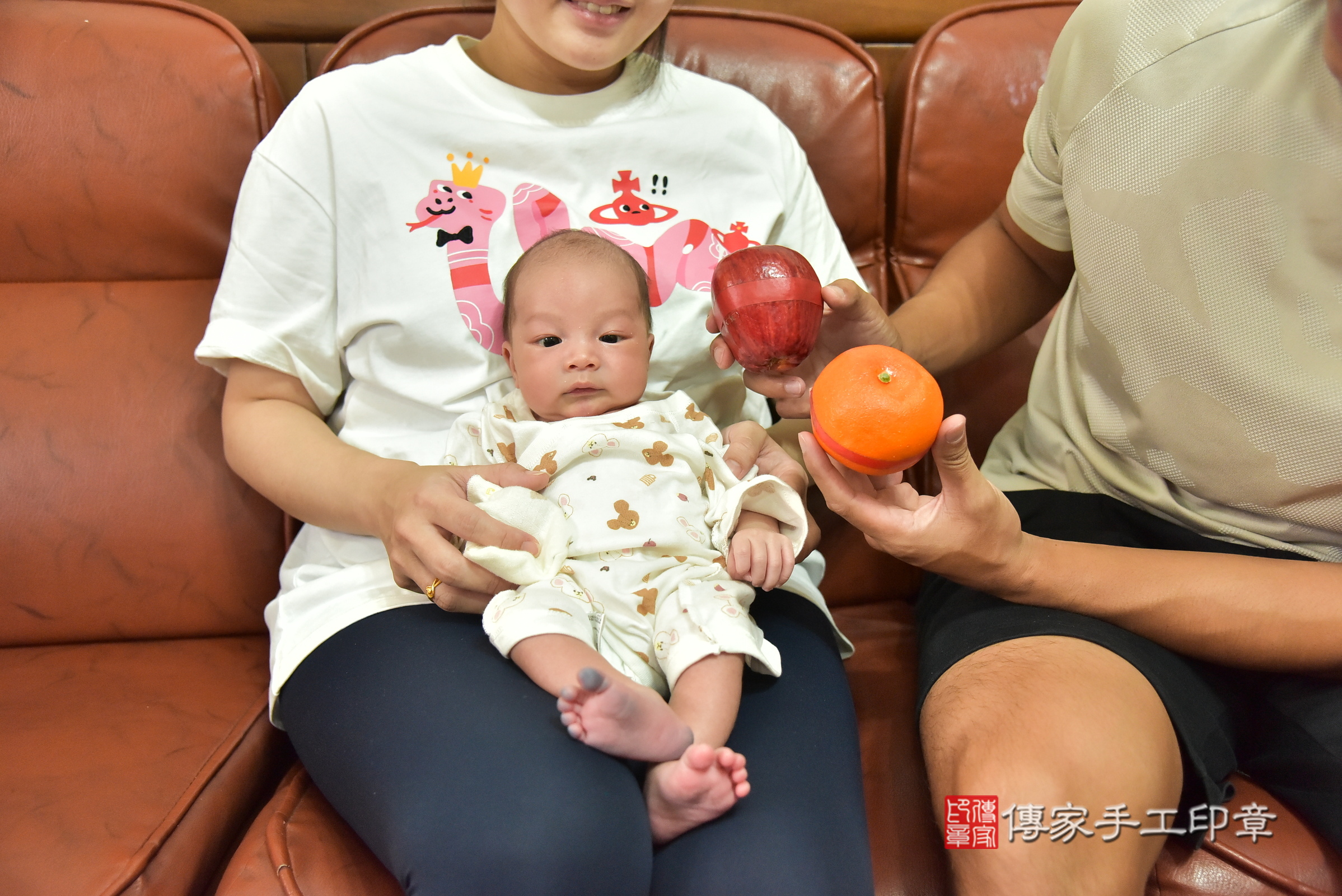小路寶寶(新北市林口區到府嬰兒小路寶寶滿月剃頭理髮、到府嬰兒剃胎毛儀式吉祥話)。到府剃頭剃胎毛主持、專業拍照、證書。★購買「臍帶章、肚臍章、胎毛筆刷印章」贈送：剃頭、收涎、抓周，三選一。2025.6.19，照片9