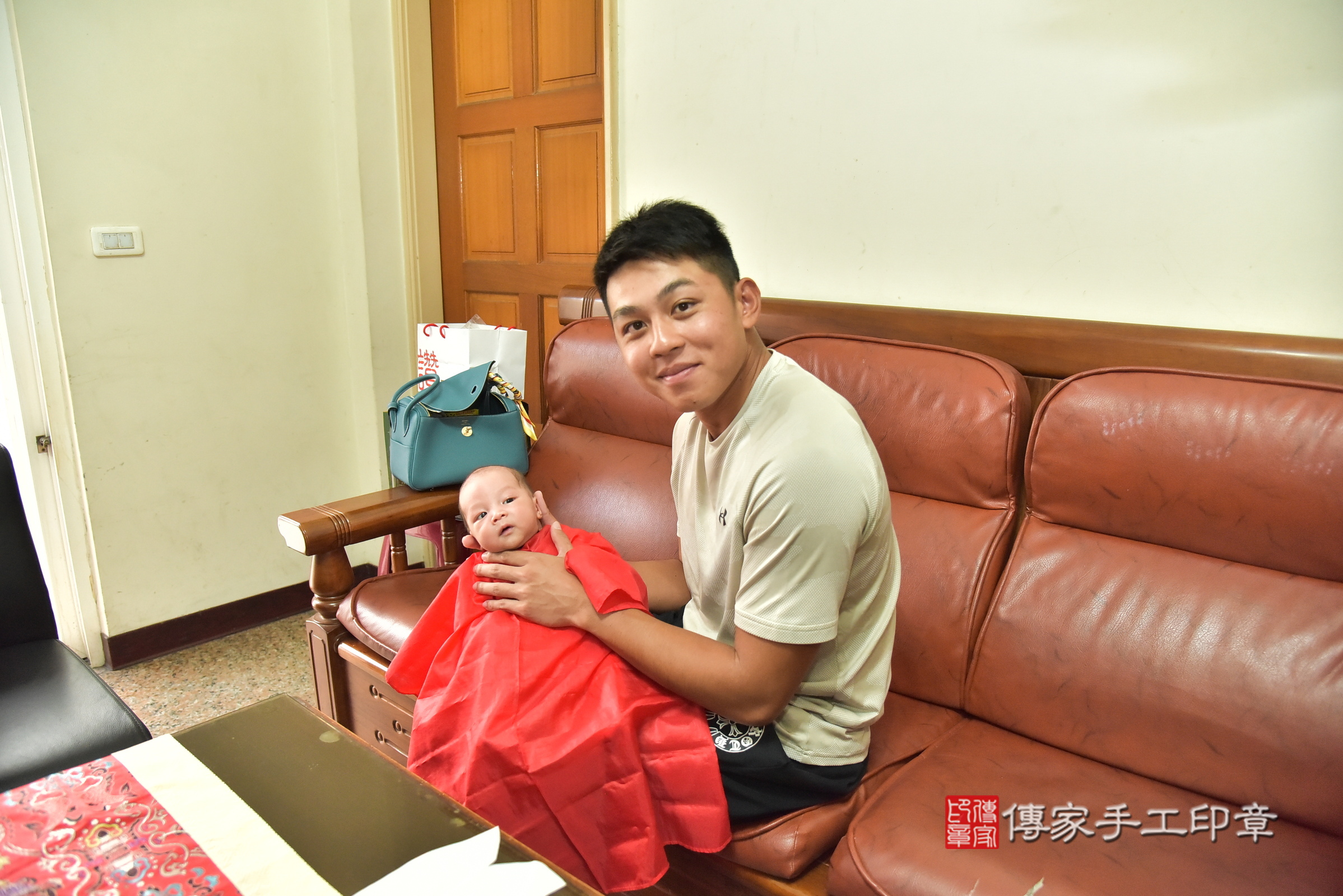 小路寶寶(新北市林口區到府嬰兒小路寶寶滿月剃頭理髮、到府嬰兒剃胎毛儀式吉祥話)。到府剃頭剃胎毛主持、專業拍照、證書。★購買「臍帶章、肚臍章、胎毛筆刷印章」贈送：剃頭、收涎、抓周，三選一。2025.6.19，照片18