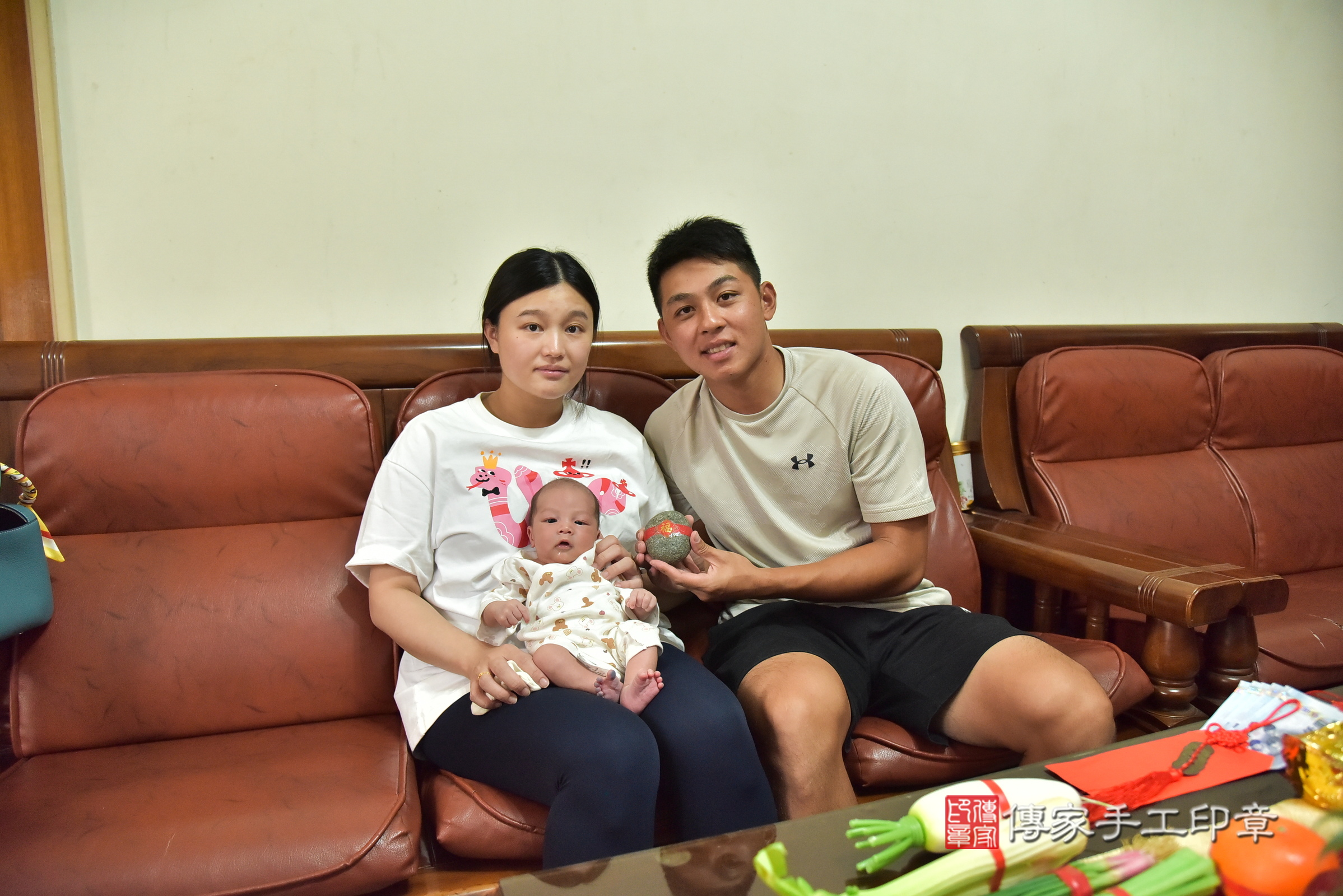 小路寶寶(新北市林口區到府嬰兒小路寶寶滿月剃頭理髮、到府嬰兒剃胎毛儀式吉祥話)。到府剃頭剃胎毛主持、專業拍照、證書。★購買「臍帶章、肚臍章、胎毛筆刷印章」贈送：剃頭、收涎、抓周，三選一。2025.6.19，照片15
