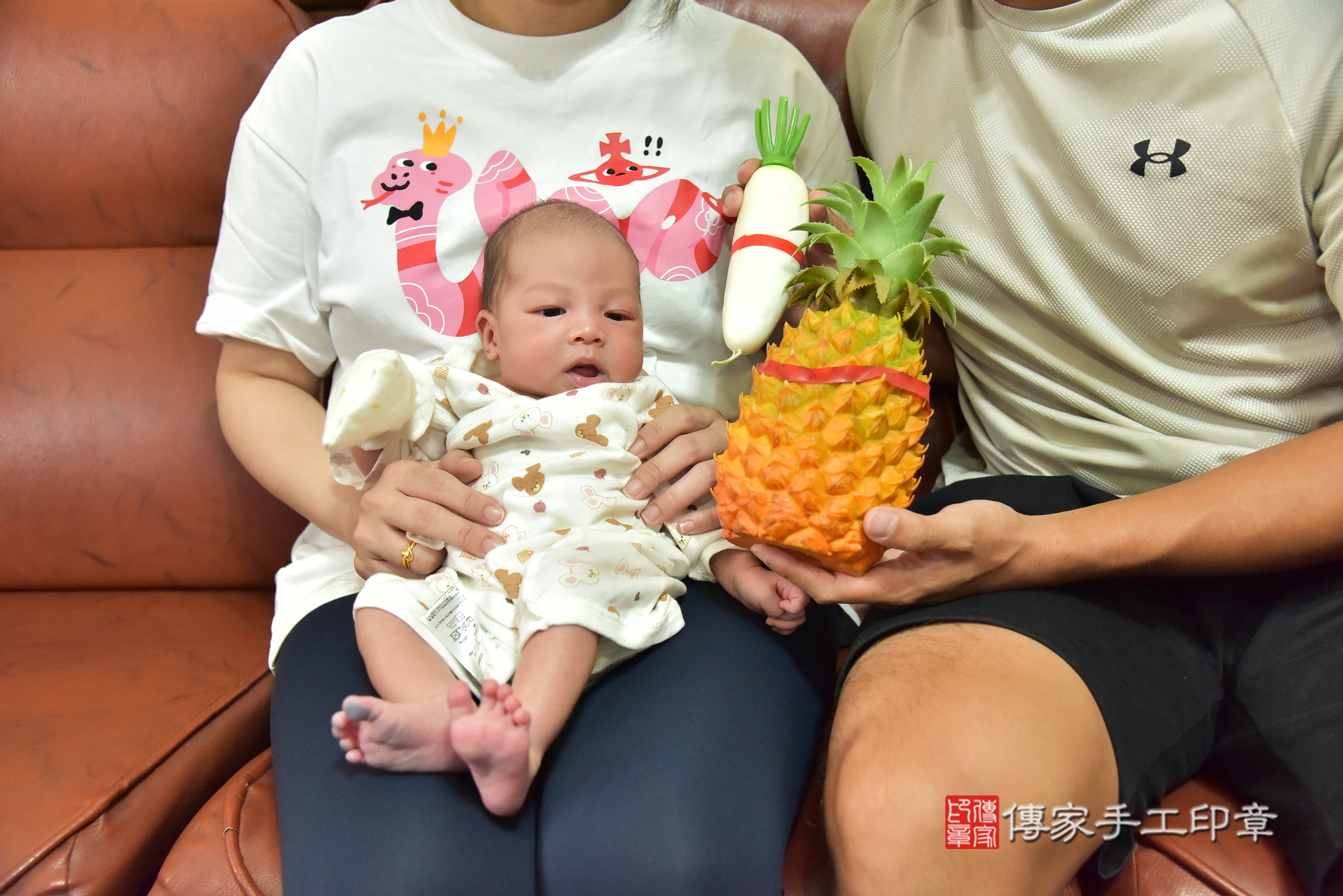 小路寶寶(新北市林口區到府嬰兒小路寶寶滿月剃頭理髮、到府嬰兒剃胎毛儀式吉祥話)。到府剃頭剃胎毛主持、專業拍照、證書。★購買「臍帶章、肚臍章、胎毛筆刷印章」贈送：剃頭、收涎、抓周，三選一。2025.6.19，照片12