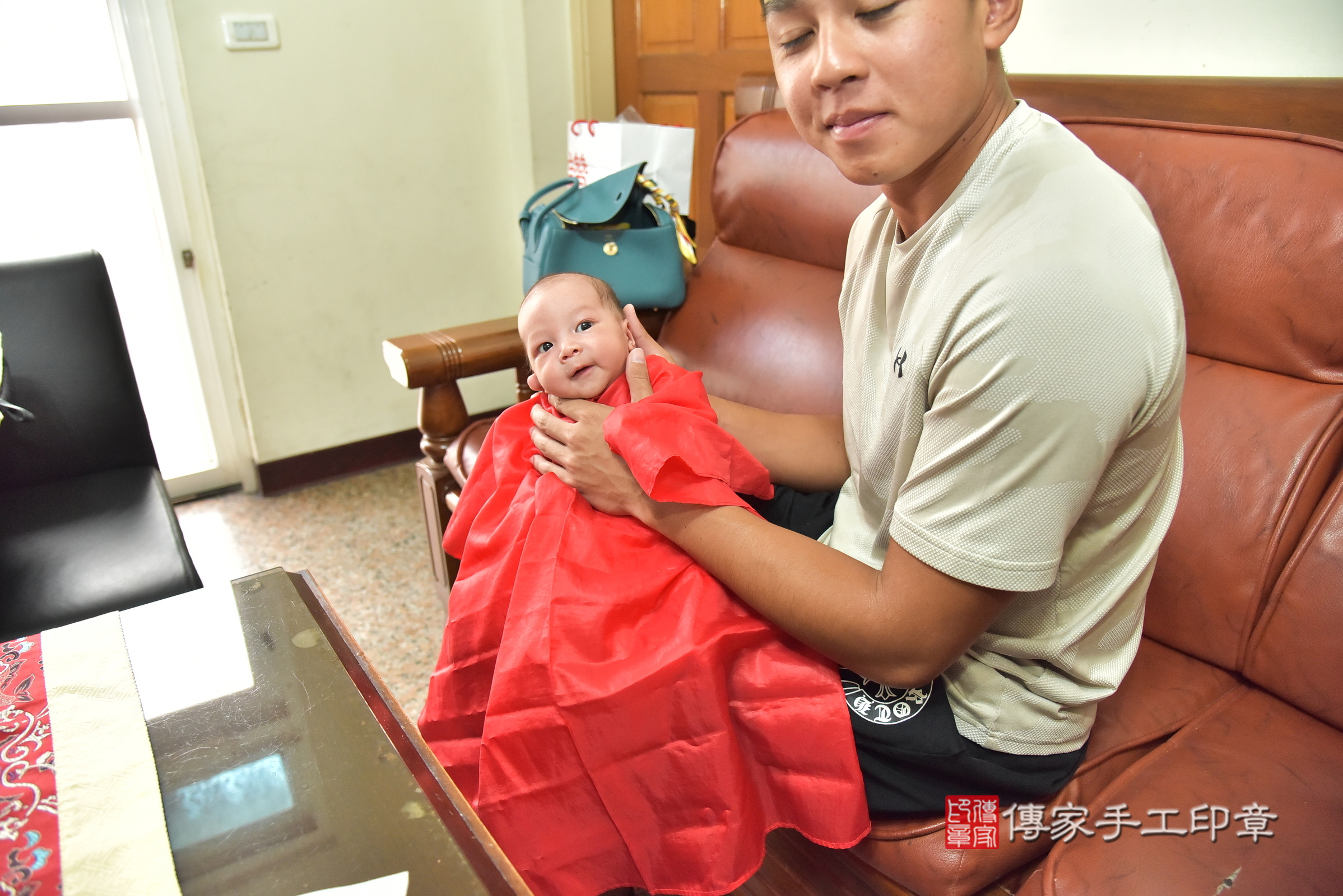 小路寶寶(新北市林口區到府嬰兒小路寶寶滿月剃頭理髮、到府嬰兒剃胎毛儀式吉祥話)。到府剃頭剃胎毛主持、專業拍照、證書。★購買「臍帶章、肚臍章、胎毛筆刷印章」贈送：剃頭、收涎、抓周，三選一。2025.6.19，照片19