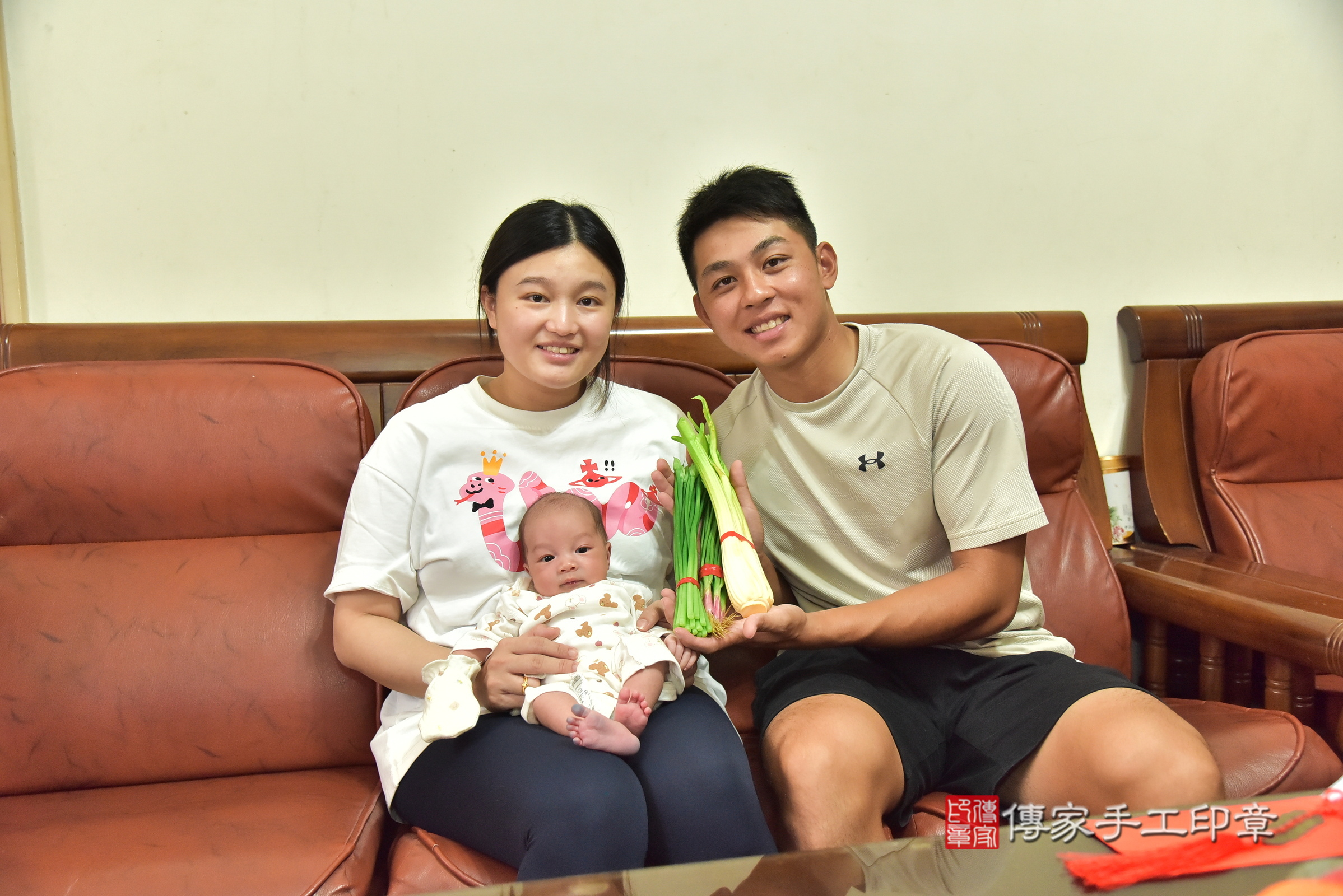 小路寶寶(新北市林口區到府嬰兒小路寶寶滿月剃頭理髮、到府嬰兒剃胎毛儀式吉祥話)。到府剃頭剃胎毛主持、專業拍照、證書。★購買「臍帶章、肚臍章、胎毛筆刷印章」贈送：剃頭、收涎、抓周，三選一。2025.6.19，照片11