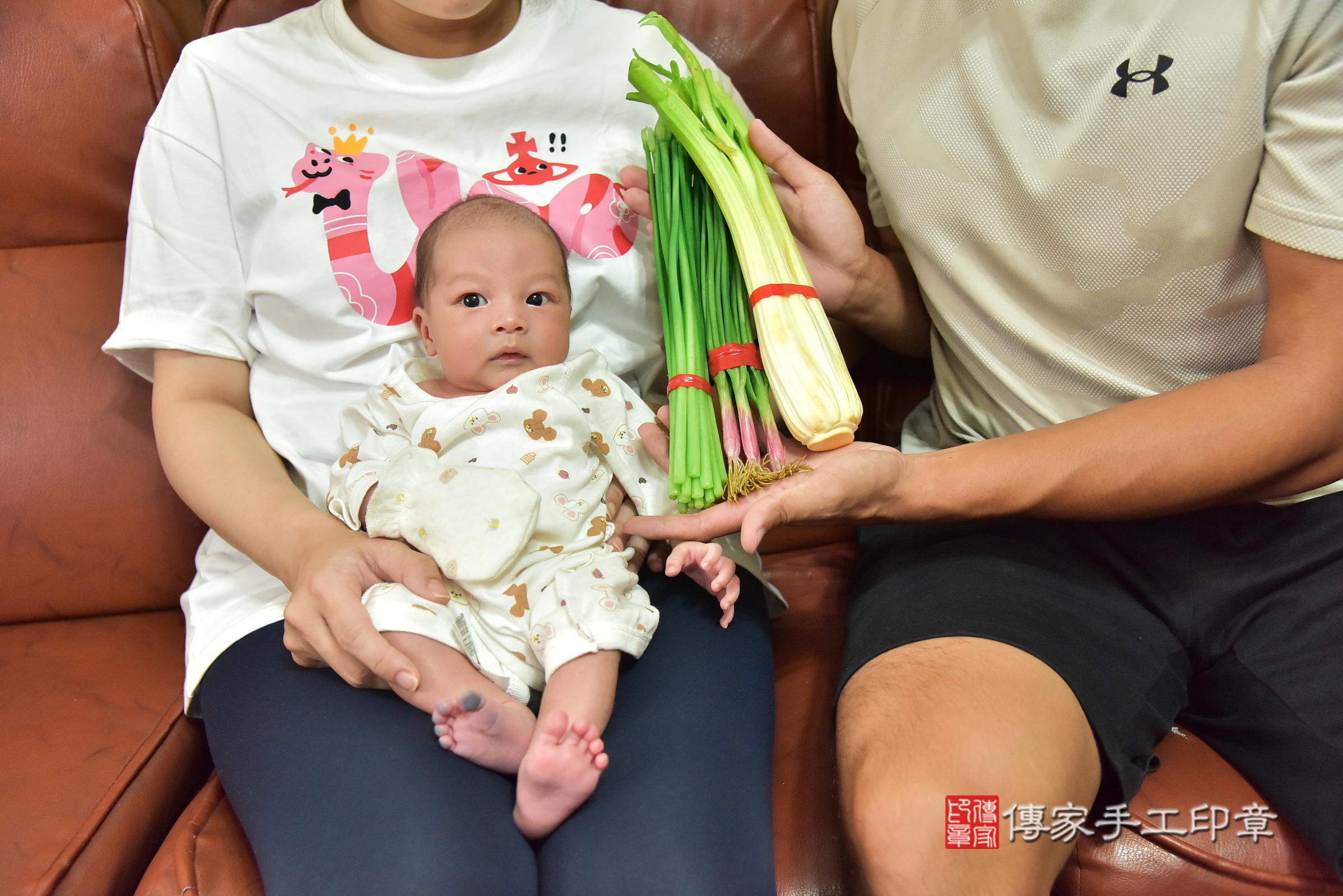 小路寶寶(新北市林口區到府嬰兒小路寶寶滿月剃頭理髮、到府嬰兒剃胎毛儀式吉祥話)。到府剃頭剃胎毛主持、專業拍照、證書。★購買「臍帶章、肚臍章、胎毛筆刷印章」贈送：剃頭、收涎、抓周，三選一。2025.6.19，照片10