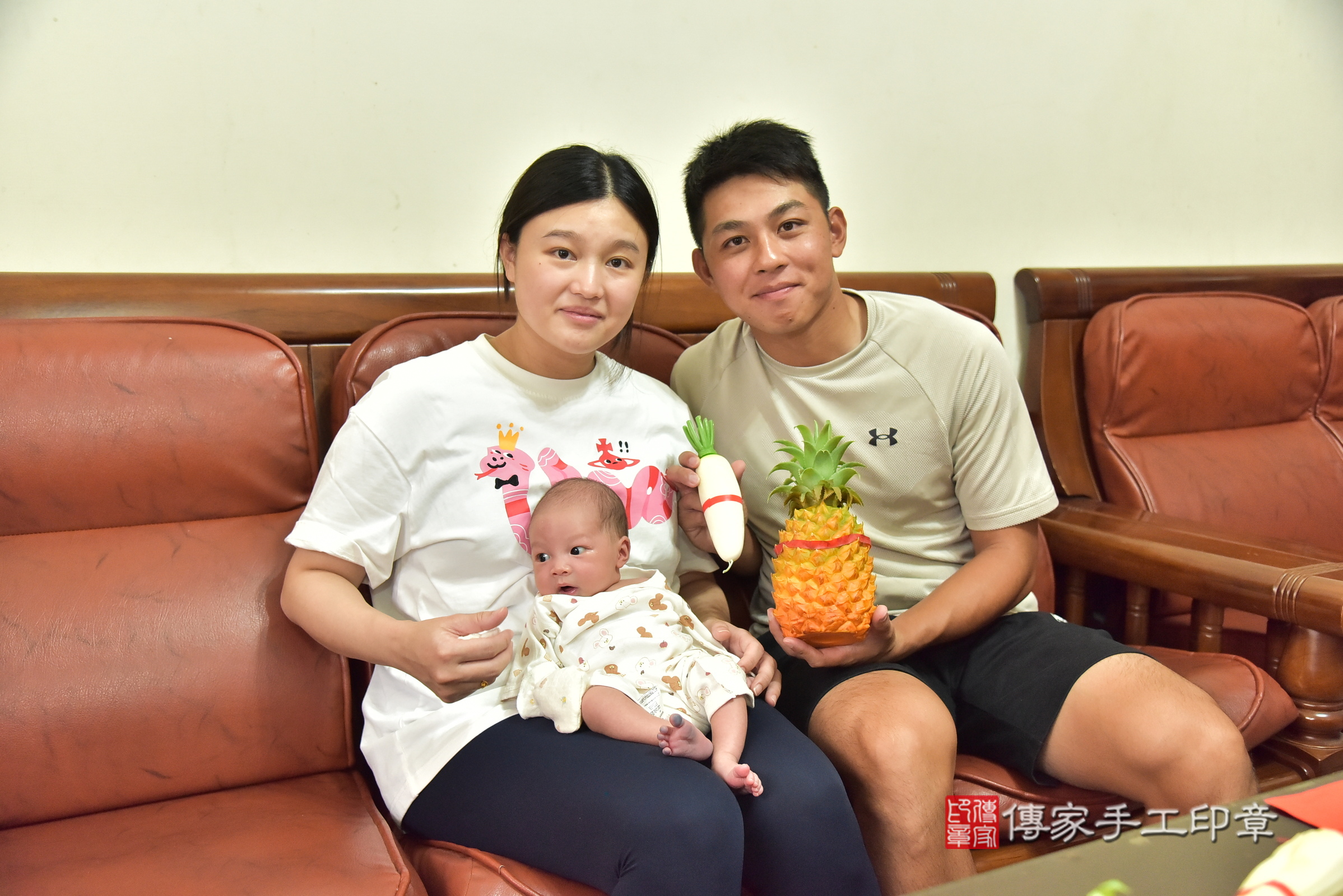 小路寶寶(新北市林口區到府嬰兒小路寶寶滿月剃頭理髮、到府嬰兒剃胎毛儀式吉祥話)。到府剃頭剃胎毛主持、專業拍照、證書。★購買「臍帶章、肚臍章、胎毛筆刷印章」贈送：剃頭、收涎、抓周，三選一。2025.6.19，照片13