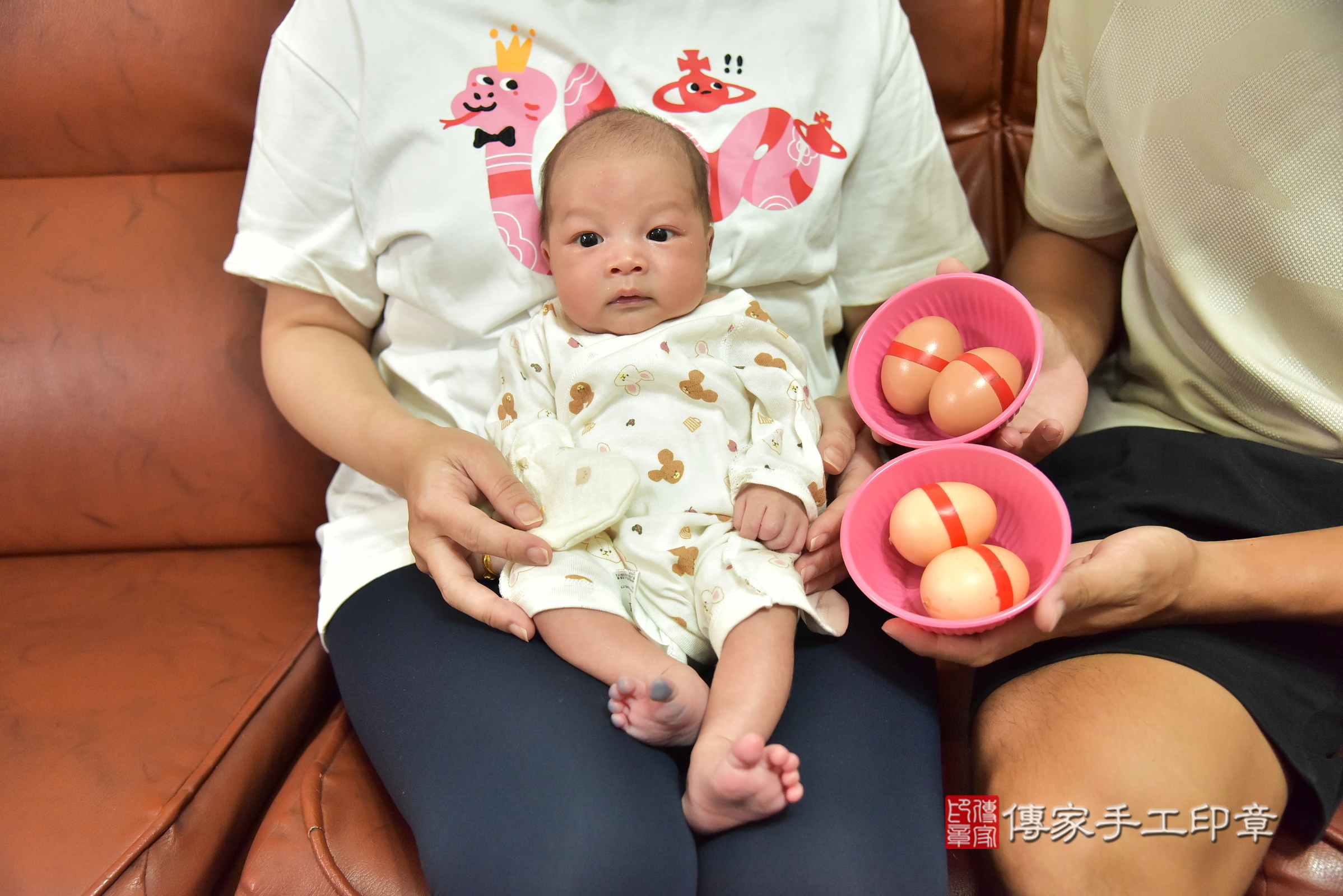 小路寶寶(新北市林口區到府嬰兒小路寶寶滿月剃頭理髮、到府嬰兒剃胎毛儀式吉祥話)。到府剃頭剃胎毛主持、專業拍照、證書。★購買「臍帶章、肚臍章、胎毛筆刷印章」贈送：剃頭、收涎、抓周，三選一。2025.6.19，照片5
