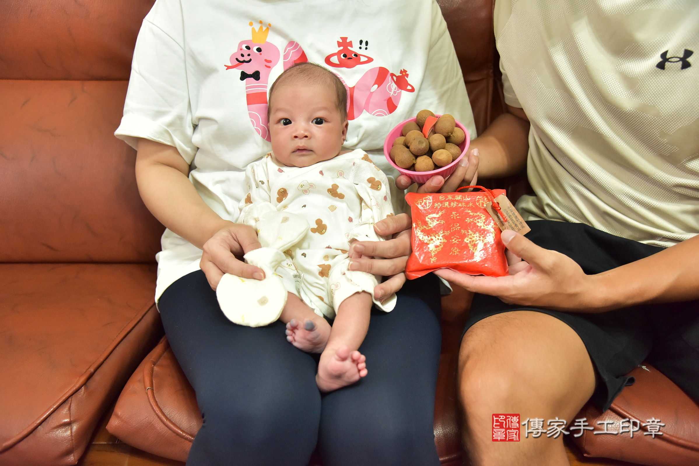 小路寶寶(新北市林口區到府嬰兒小路寶寶滿月剃頭理髮、到府嬰兒剃胎毛儀式吉祥話)。到府剃頭剃胎毛主持、專業拍照、證書。★購買「臍帶章、肚臍章、胎毛筆刷印章」贈送：剃頭、收涎、抓周，三選一。2025.6.19，照片6