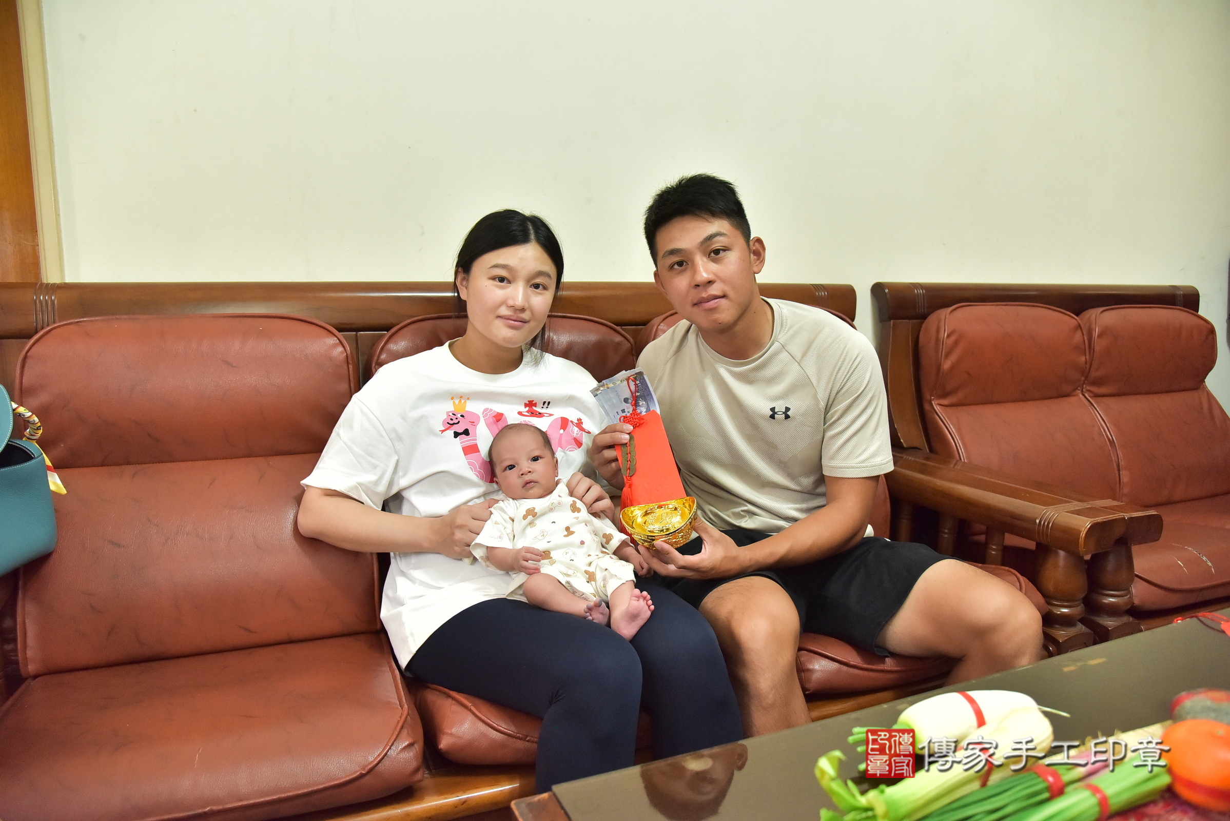 小路寶寶(新北市林口區到府嬰兒小路寶寶滿月剃頭理髮、到府嬰兒剃胎毛儀式吉祥話)。到府剃頭剃胎毛主持、專業拍照、證書。★購買「臍帶章、肚臍章、胎毛筆刷印章」贈送：剃頭、收涎、抓周，三選一。2025.6.19，照片16