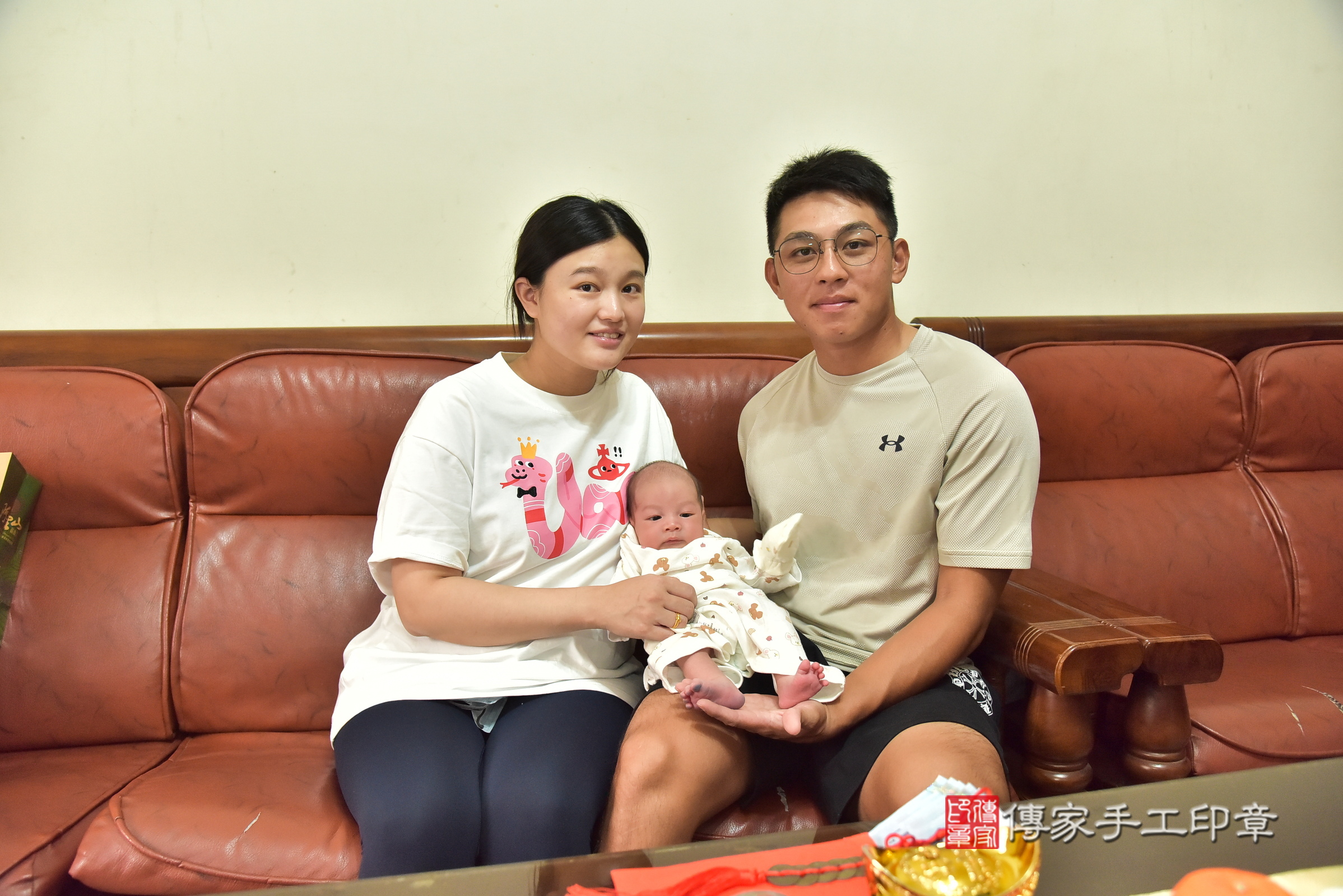小路寶寶(新北市林口區到府嬰兒小路寶寶滿月剃頭理髮、到府嬰兒剃胎毛儀式吉祥話)。到府剃頭剃胎毛主持、專業拍照、證書。★購買「臍帶章、肚臍章、胎毛筆刷印章」贈送：剃頭、收涎、抓周，三選一。2025.6.19，照片1