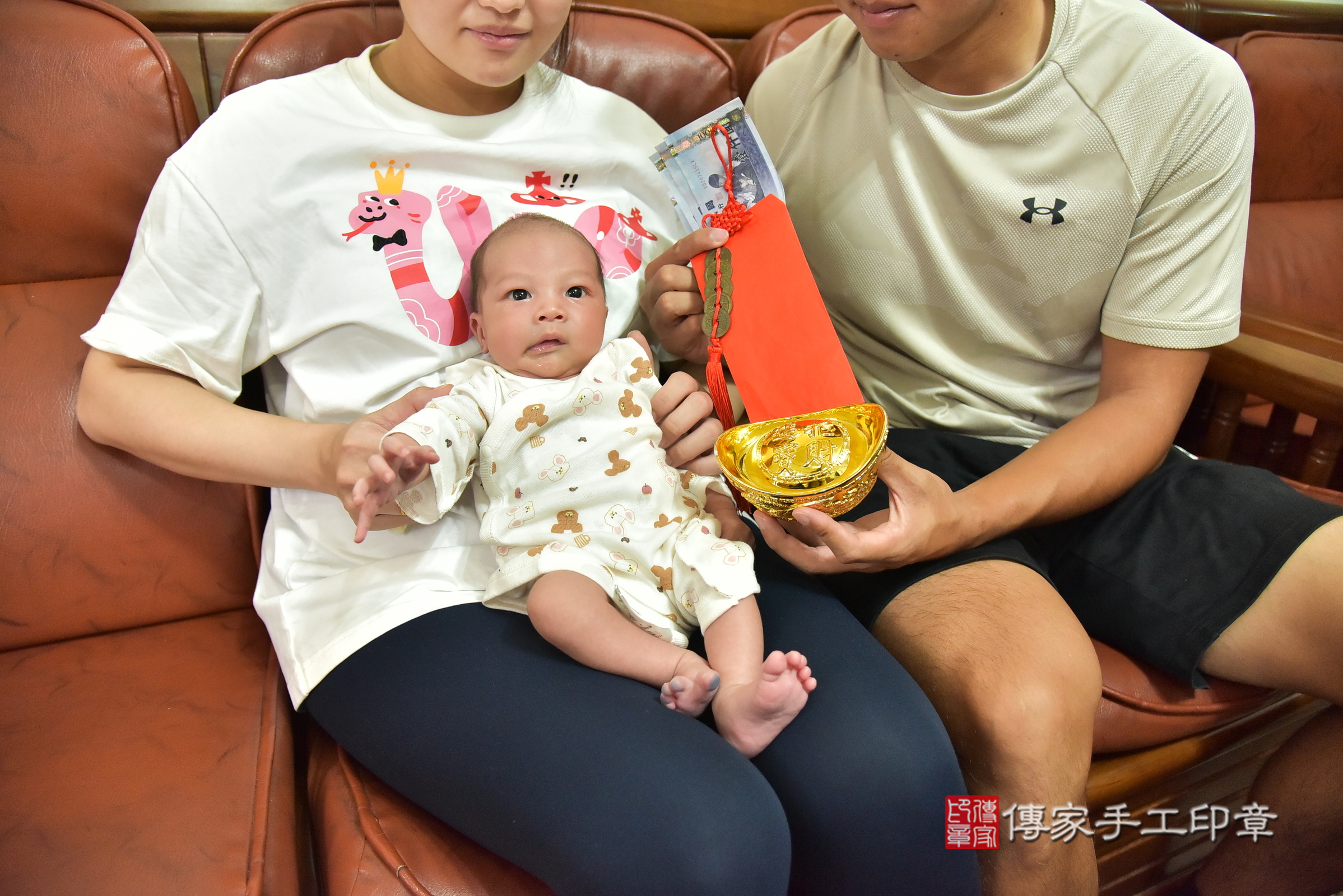 小路寶寶(新北市林口區到府嬰兒小路寶寶滿月剃頭理髮、到府嬰兒剃胎毛儀式吉祥話)。到府剃頭剃胎毛主持、專業拍照、證書。★購買「臍帶章、肚臍章、胎毛筆刷印章」贈送：剃頭、收涎、抓周，三選一。2025.6.19，照片17