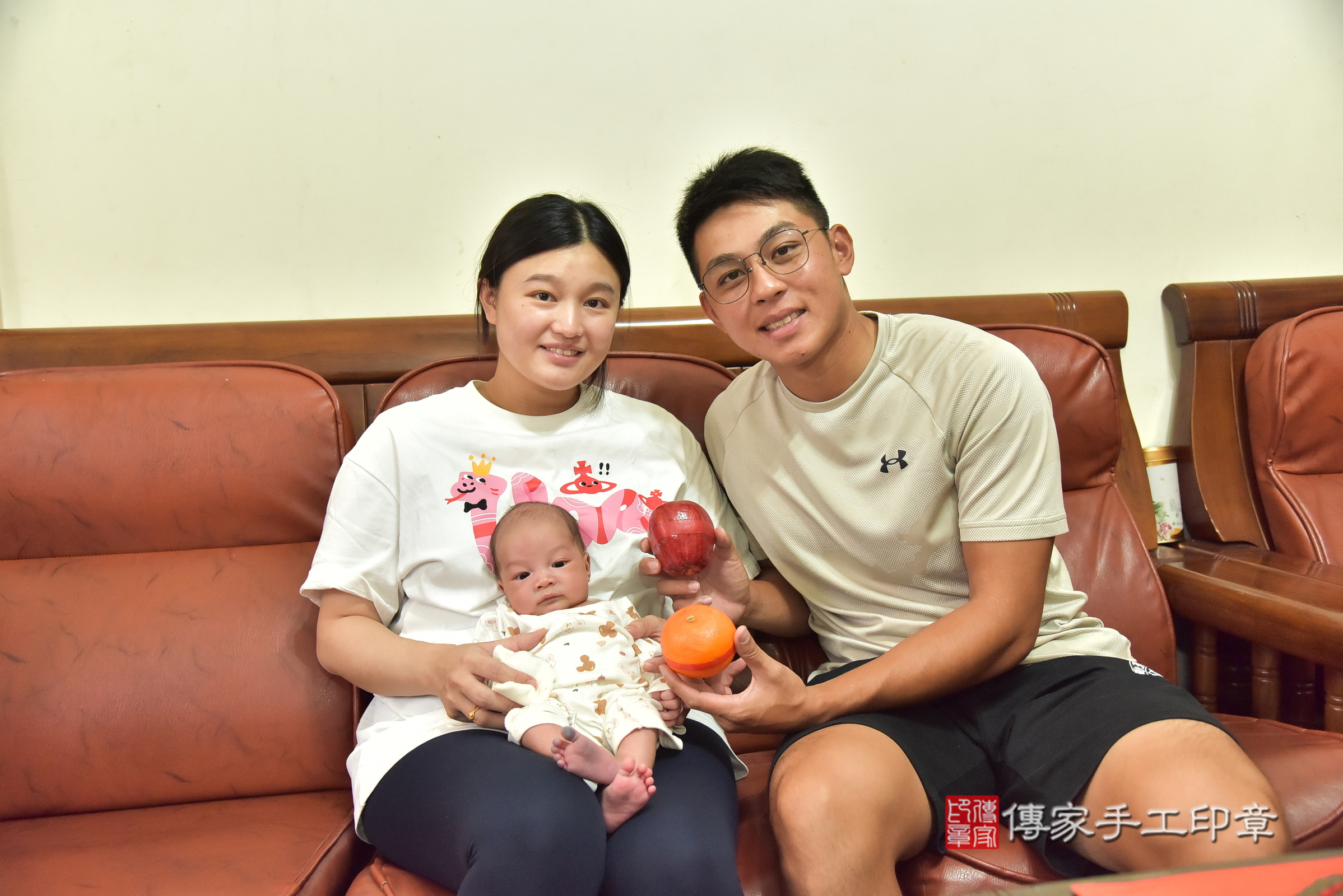 小路寶寶(新北市林口區到府嬰兒小路寶寶滿月剃頭理髮、到府嬰兒剃胎毛儀式吉祥話)。到府剃頭剃胎毛主持、專業拍照、證書。★購買「臍帶章、肚臍章、胎毛筆刷印章」贈送：剃頭、收涎、抓周，三選一。2025.6.19，照片8