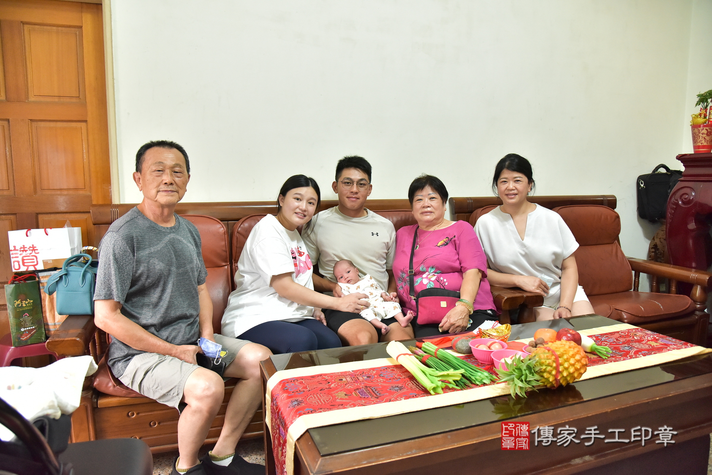 小路寶寶(新北市林口區到府嬰兒小路寶寶滿月剃頭理髮、到府嬰兒剃胎毛儀式吉祥話)。到府剃頭剃胎毛主持、專業拍照、證書。★購買「臍帶章、肚臍章、胎毛筆刷印章」贈送：剃頭、收涎、抓周，三選一。2025.6.19，照片2