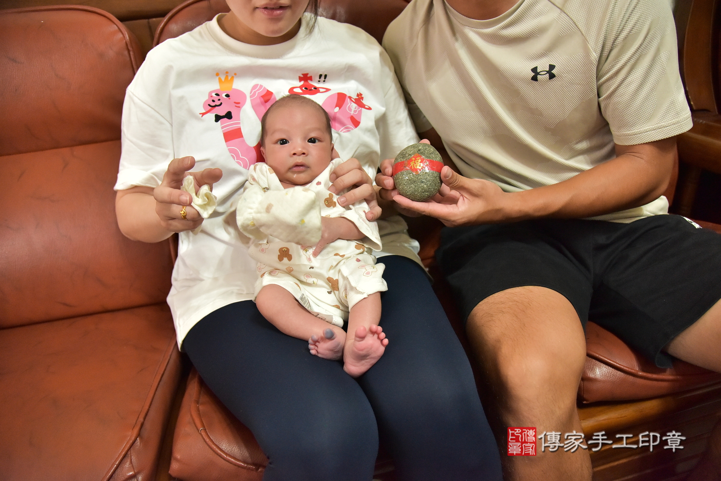 小路寶寶(新北市林口區到府嬰兒小路寶寶滿月剃頭理髮、到府嬰兒剃胎毛儀式吉祥話)。到府剃頭剃胎毛主持、專業拍照、證書。★購買「臍帶章、肚臍章、胎毛筆刷印章」贈送：剃頭、收涎、抓周，三選一。2025.6.19，照片14