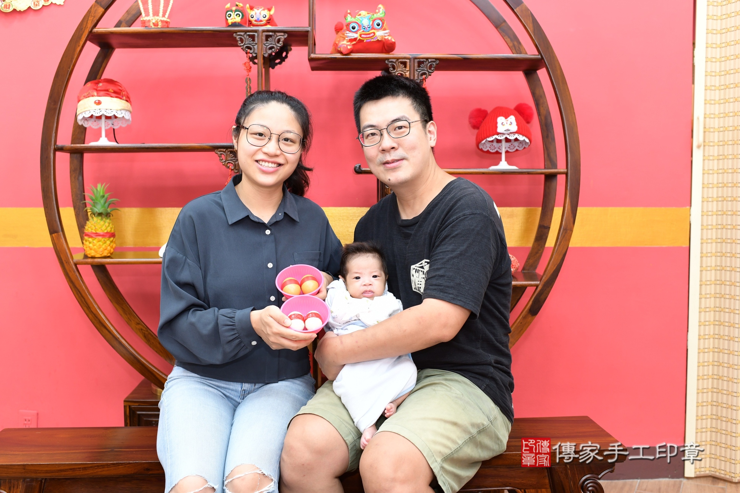 軒軒寶寶(新北市永和區嬰兒寶寶滿月剃頭理髮、嬰兒剃胎毛儀式吉祥話)。中國風會場，爸媽寶貝穿「日中韓」古裝禮服。專業拍照、證書。★購買「臍帶章、肚臍章、胎毛筆刷印章」贈送：剃頭、收涎、抓周，三選一。2025.6.28，照片4