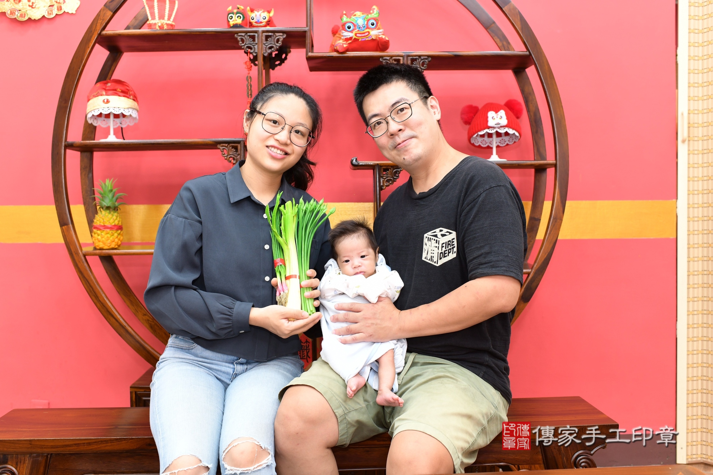 軒軒寶寶(新北市永和區嬰兒寶寶滿月剃頭理髮、嬰兒剃胎毛儀式吉祥話)。中國風會場，爸媽寶貝穿「日中韓」古裝禮服。專業拍照、證書。★購買「臍帶章、肚臍章、胎毛筆刷印章」贈送：剃頭、收涎、抓周，三選一。2025.6.28，照片8