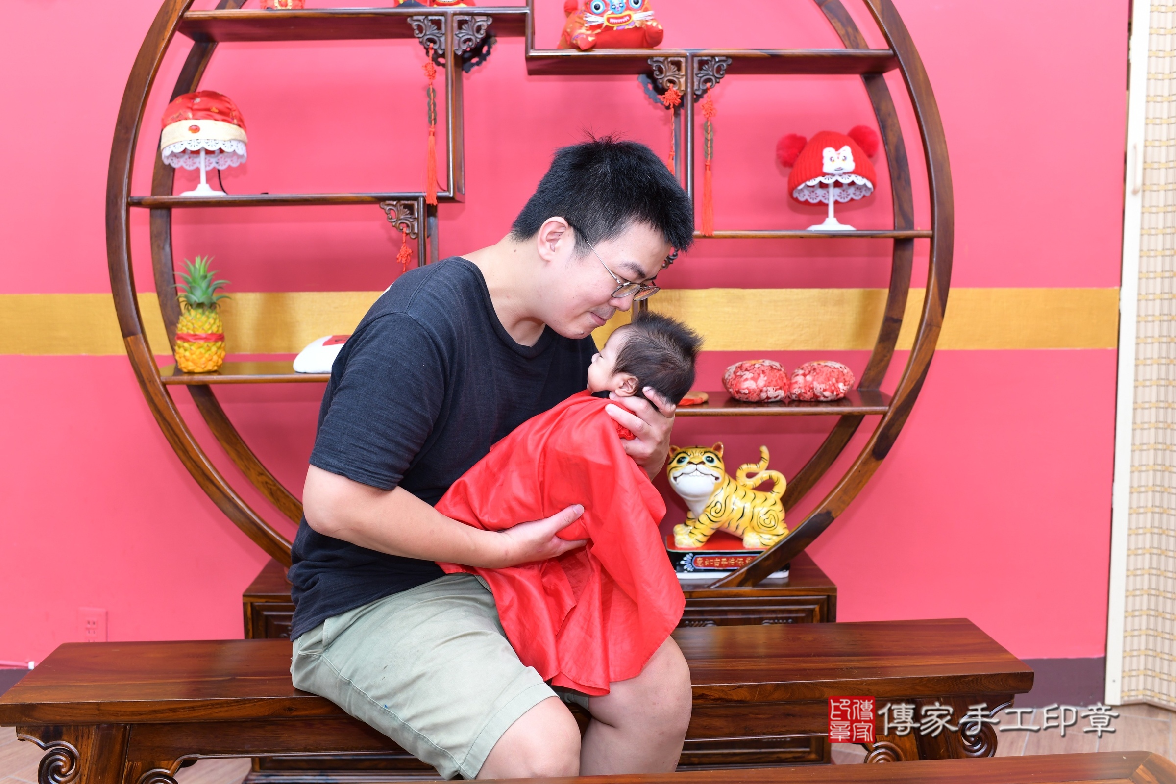 軒軒寶寶(新北市永和區嬰兒寶寶滿月剃頭理髮、嬰兒剃胎毛儀式吉祥話)。中國風會場，爸媽寶貝穿「日中韓」古裝禮服。專業拍照、證書。★購買「臍帶章、肚臍章、胎毛筆刷印章」贈送：剃頭、收涎、抓周，三選一。2025.6.28，照片12