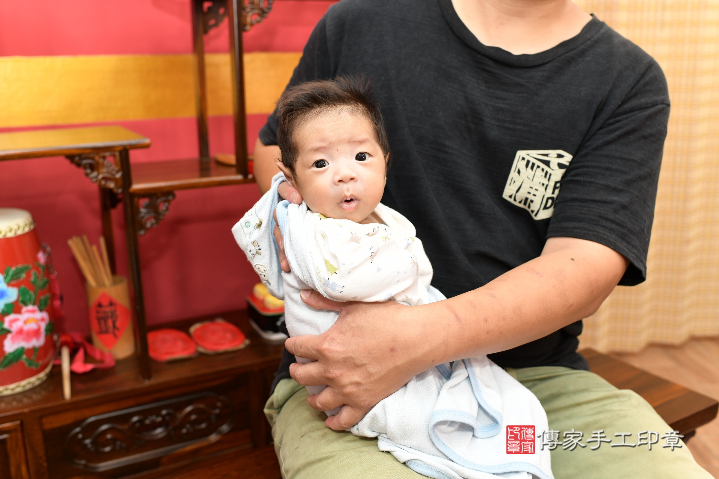 軒軒寶寶(新北市永和區嬰兒寶寶滿月剃頭理髮、嬰兒剃胎毛儀式吉祥話)。中國風會場，爸媽寶貝穿「日中韓」古裝禮服。專業拍照、證書。★購買「臍帶章、肚臍章、胎毛筆刷印章」贈送：剃頭、收涎、抓周，三選一。2025.6.28，照片2