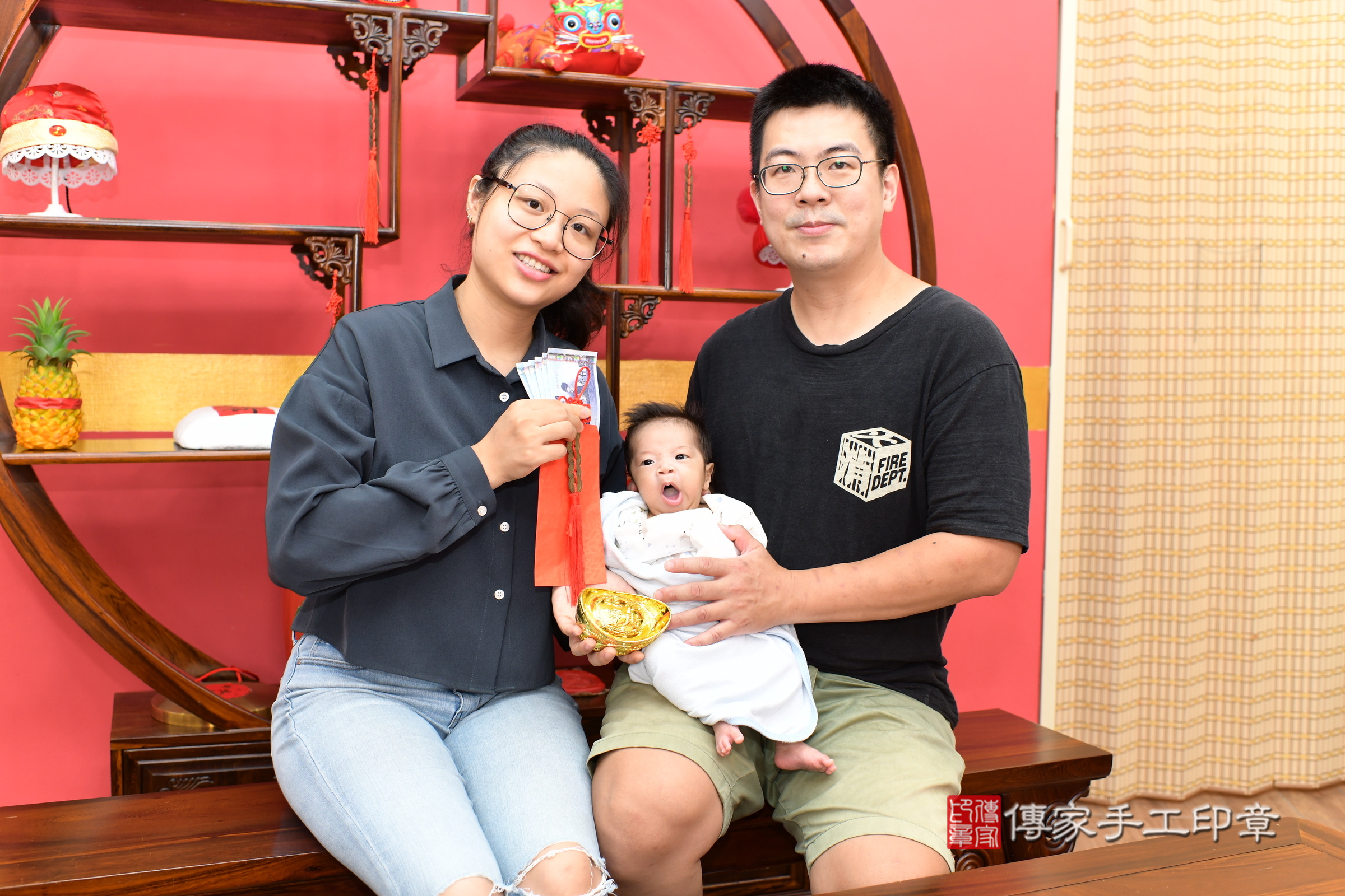 軒軒寶寶(新北市永和區嬰兒寶寶滿月剃頭理髮、嬰兒剃胎毛儀式吉祥話)。中國風會場，爸媽寶貝穿「日中韓」古裝禮服。專業拍照、證書。★購買「臍帶章、肚臍章、胎毛筆刷印章」贈送：剃頭、收涎、抓周，三選一。2025.6.28，照片10