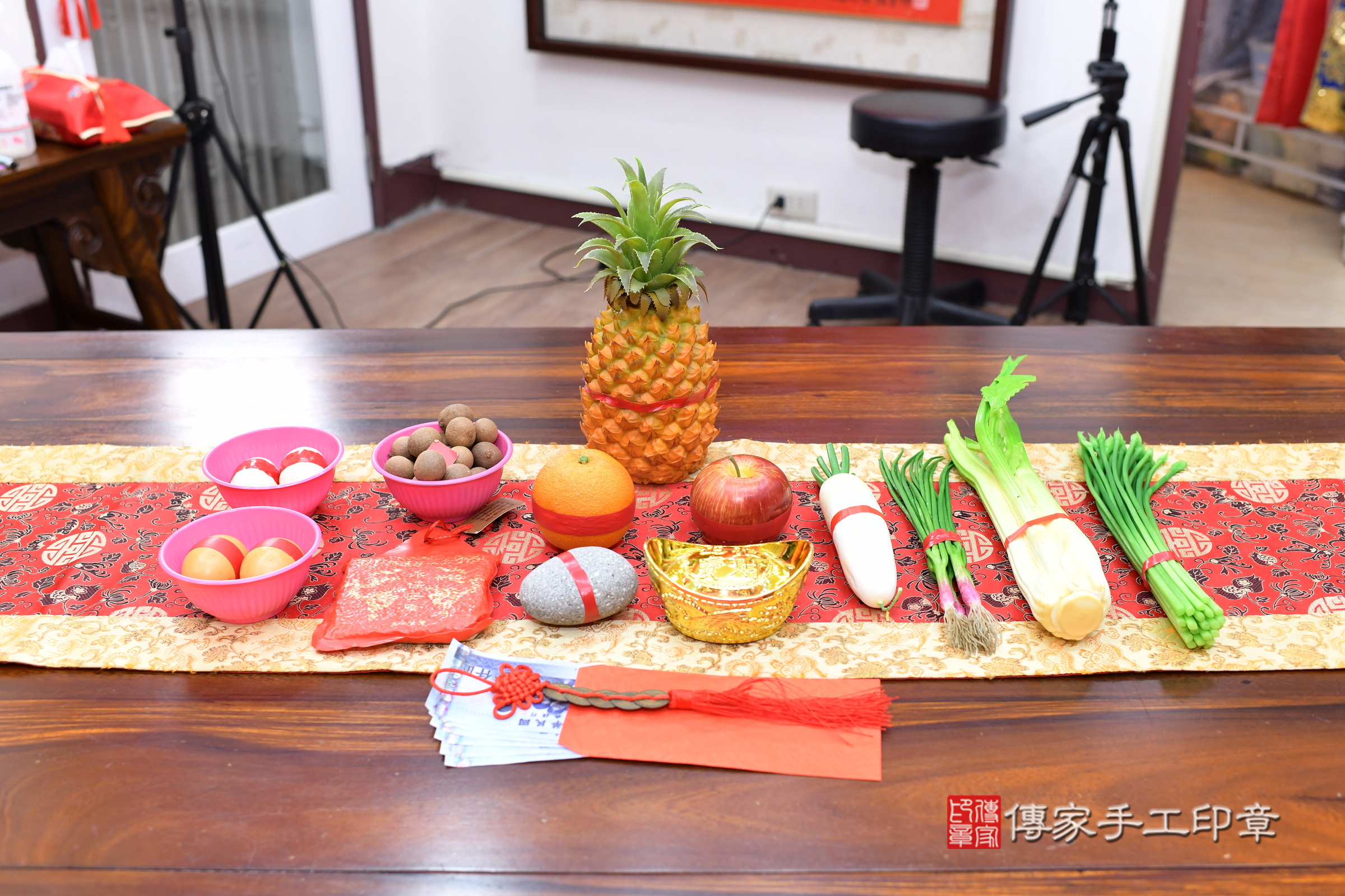 軒軒寶寶(新北市永和區嬰兒寶寶滿月剃頭理髮、嬰兒剃胎毛儀式吉祥話)。中國風會場，爸媽寶貝穿「日中韓」古裝禮服。專業拍照、證書。★購買「臍帶章、肚臍章、胎毛筆刷印章」贈送：剃頭、收涎、抓周，三選一。2025.6.28，照片3