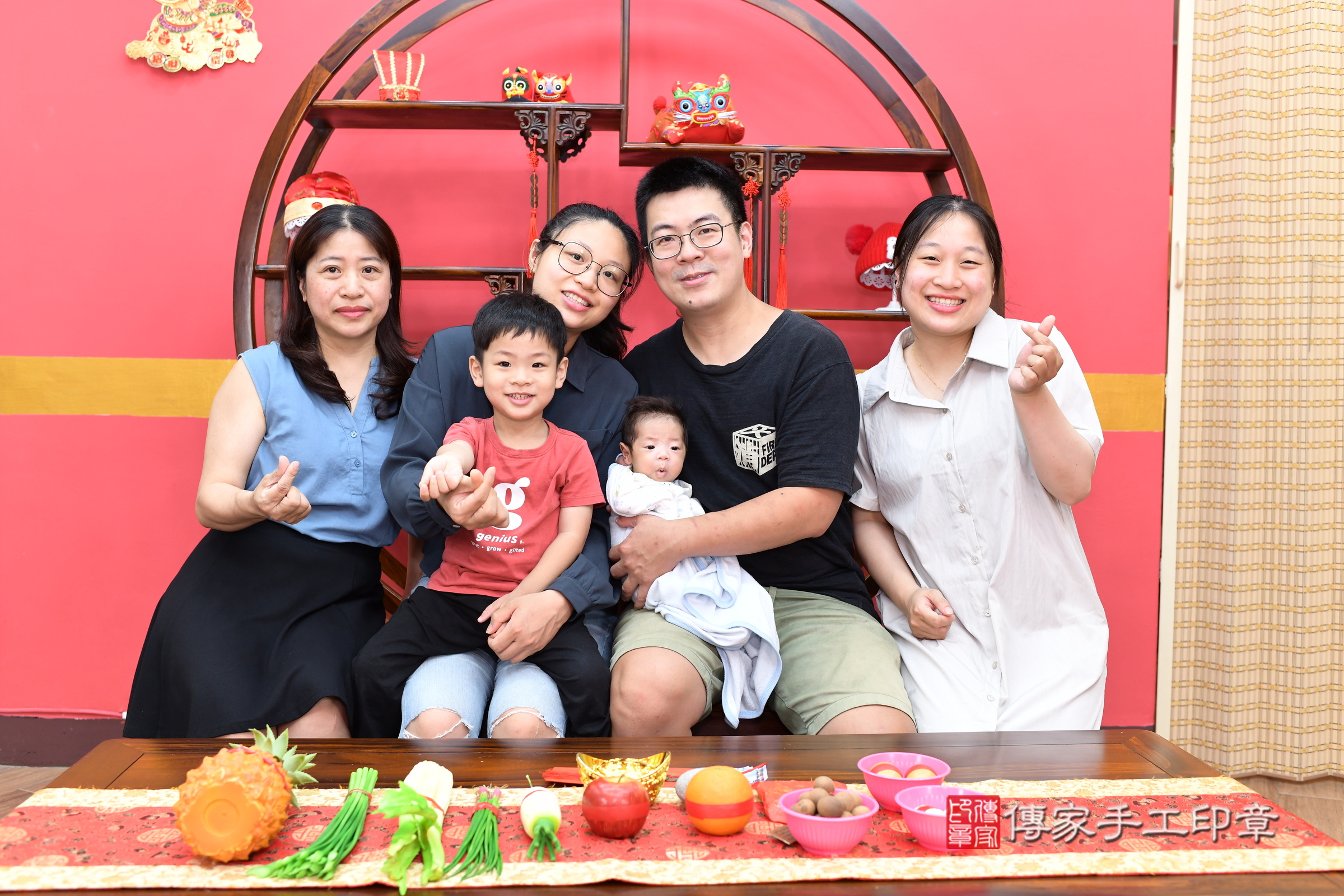 軒軒寶寶(新北市永和區嬰兒寶寶滿月剃頭理髮、嬰兒剃胎毛儀式吉祥話)。中國風會場，爸媽寶貝穿「日中韓」古裝禮服。專業拍照、證書。★購買「臍帶章、肚臍章、胎毛筆刷印章」贈送：剃頭、收涎、抓周，三選一。2025.6.28，照片1
