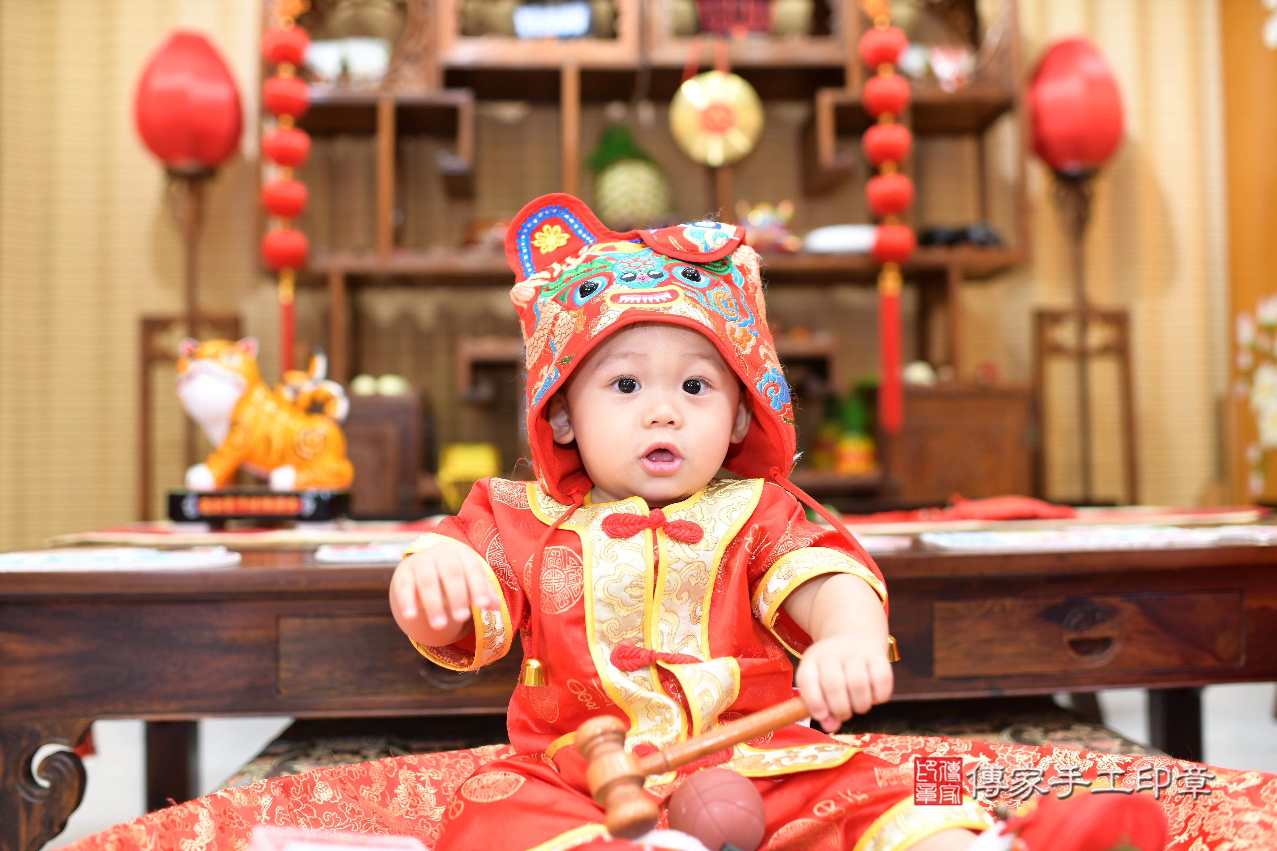 傳家手工印章台南店、抓周、度脺、中國風會場、傳家嬰兒古禮、吉祥話、抓周道具物品24種、拍照。抓周證書。寶寶抓周、滿周歲、生日快樂、祝福