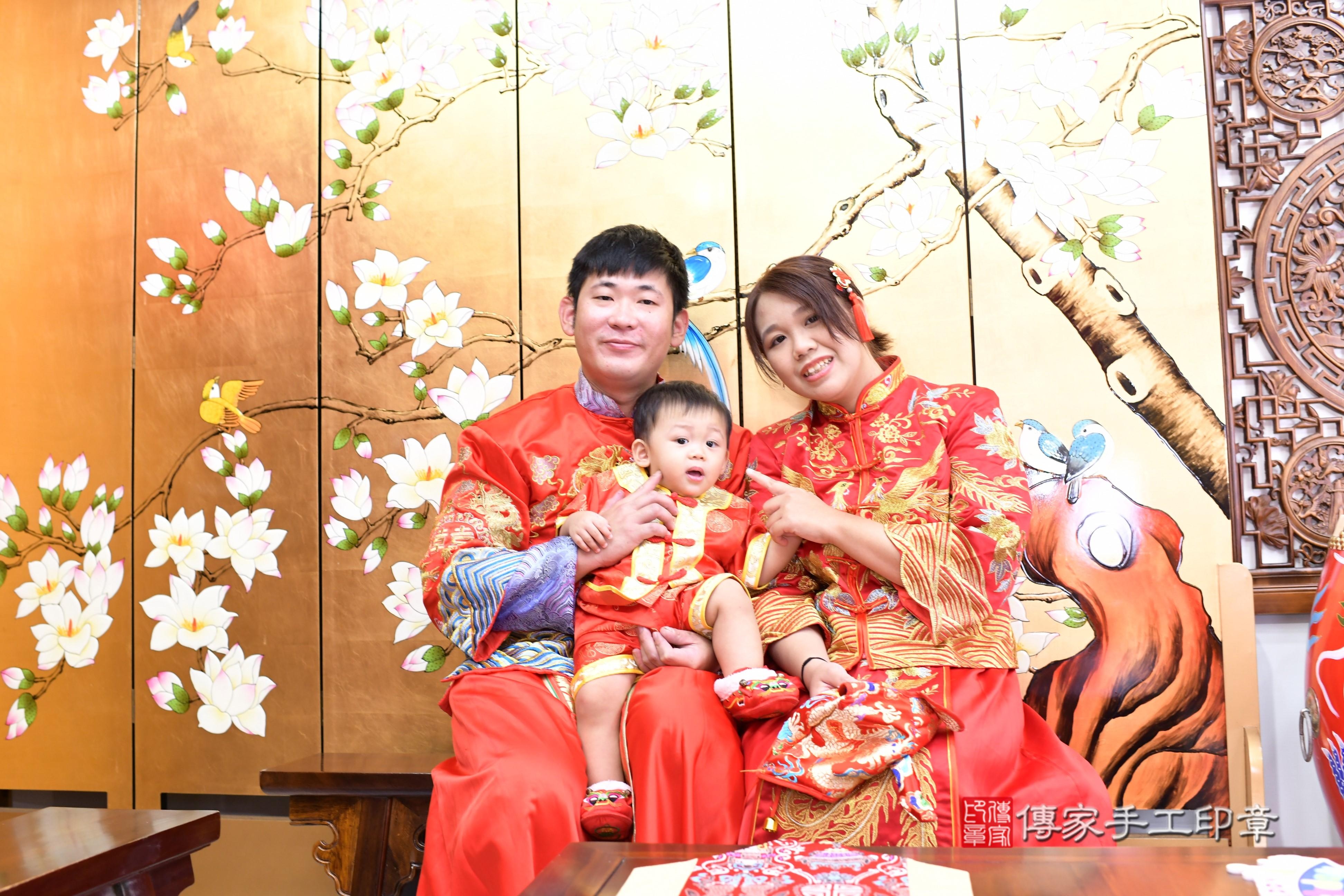 傳家手工印章台南店、抓周、度脺、中國風會場、傳家嬰兒古禮、吉祥話、抓周道具物品24種、拍照。抓周證書。寶寶抓周、滿周歲、生日快樂、祝福 傳家手工印章台南店、抓周、度脺、中國風會場、傳家嬰兒古禮、吉祥話、抓周道具物品24種、拍照。抓周證書。寶寶抓周、滿周歲、生日快樂、祝福