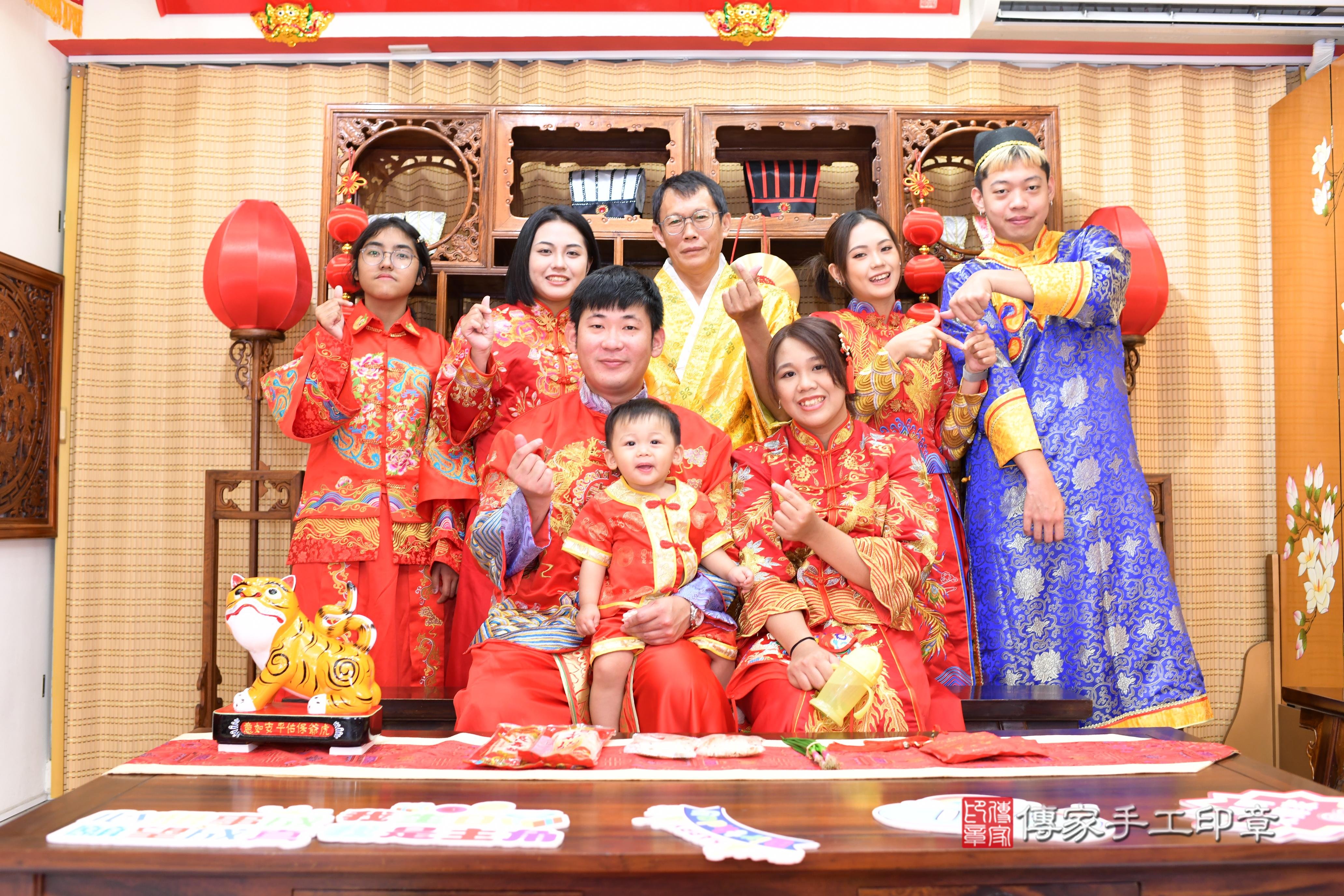 傳家手工印章台南店、抓周、度脺、中國風會場、傳家嬰兒古禮、吉祥話、抓周道具物品24種、拍照。抓周證書。寶寶抓周、滿周歲、生日快樂、祝福 傳家手工印章台南店、抓周、度脺、中國風會場、傳家嬰兒古禮、吉祥話、抓周道具物品24種、拍照。抓周證書。寶寶抓周、滿周歲、生日快樂、祝福