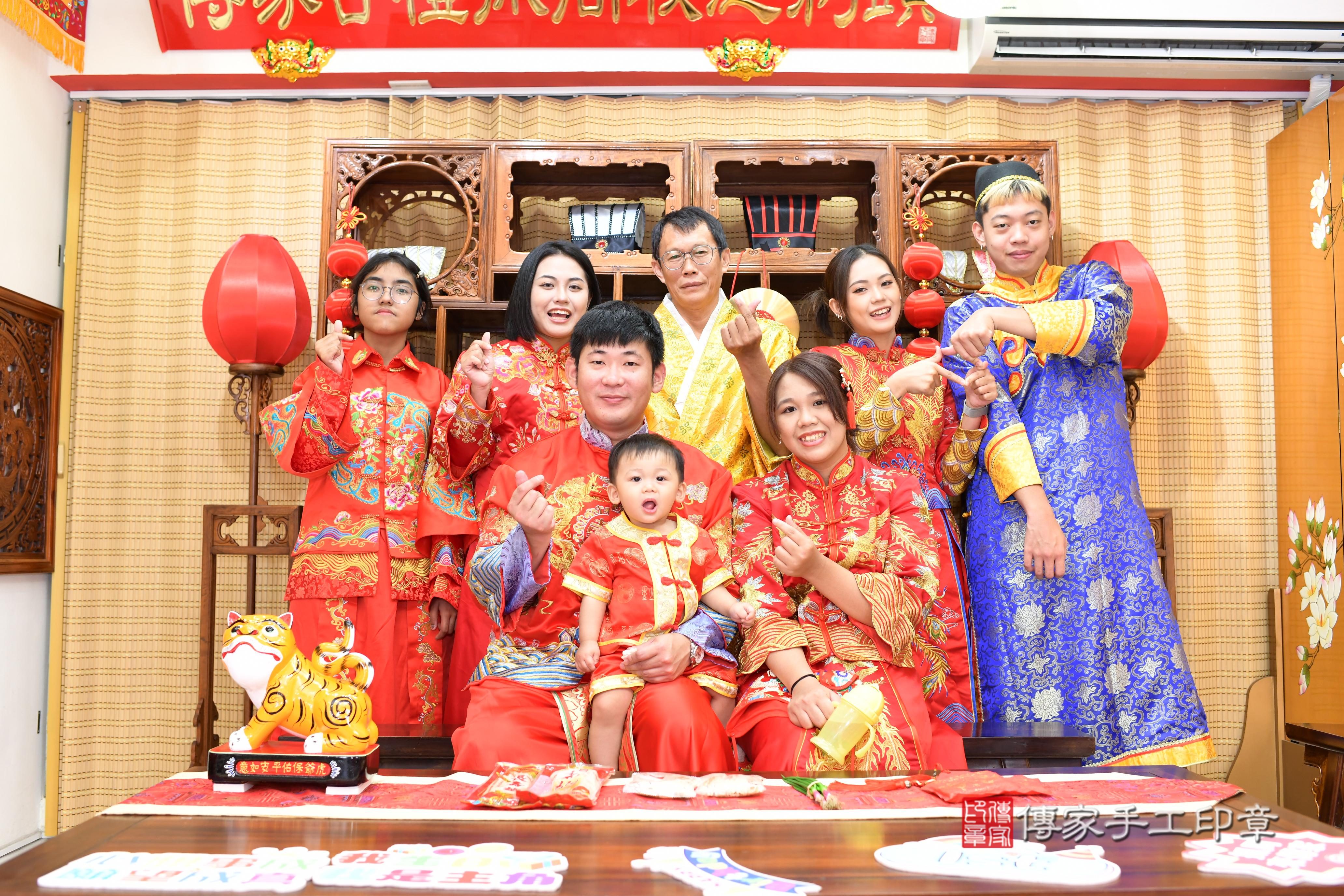 傳家手工印章台南店、抓周、度脺、中國風會場、傳家嬰兒古禮、吉祥話、抓周道具物品24種、拍照。抓周證書。寶寶抓周、滿周歲、生日快樂、祝福 傳家手工印章台南店、抓周、度脺、中國風會場、傳家嬰兒古禮、吉祥話、抓周道具物品24種、拍照。抓周證書。寶寶抓周、滿周歲、生日快樂、祝福