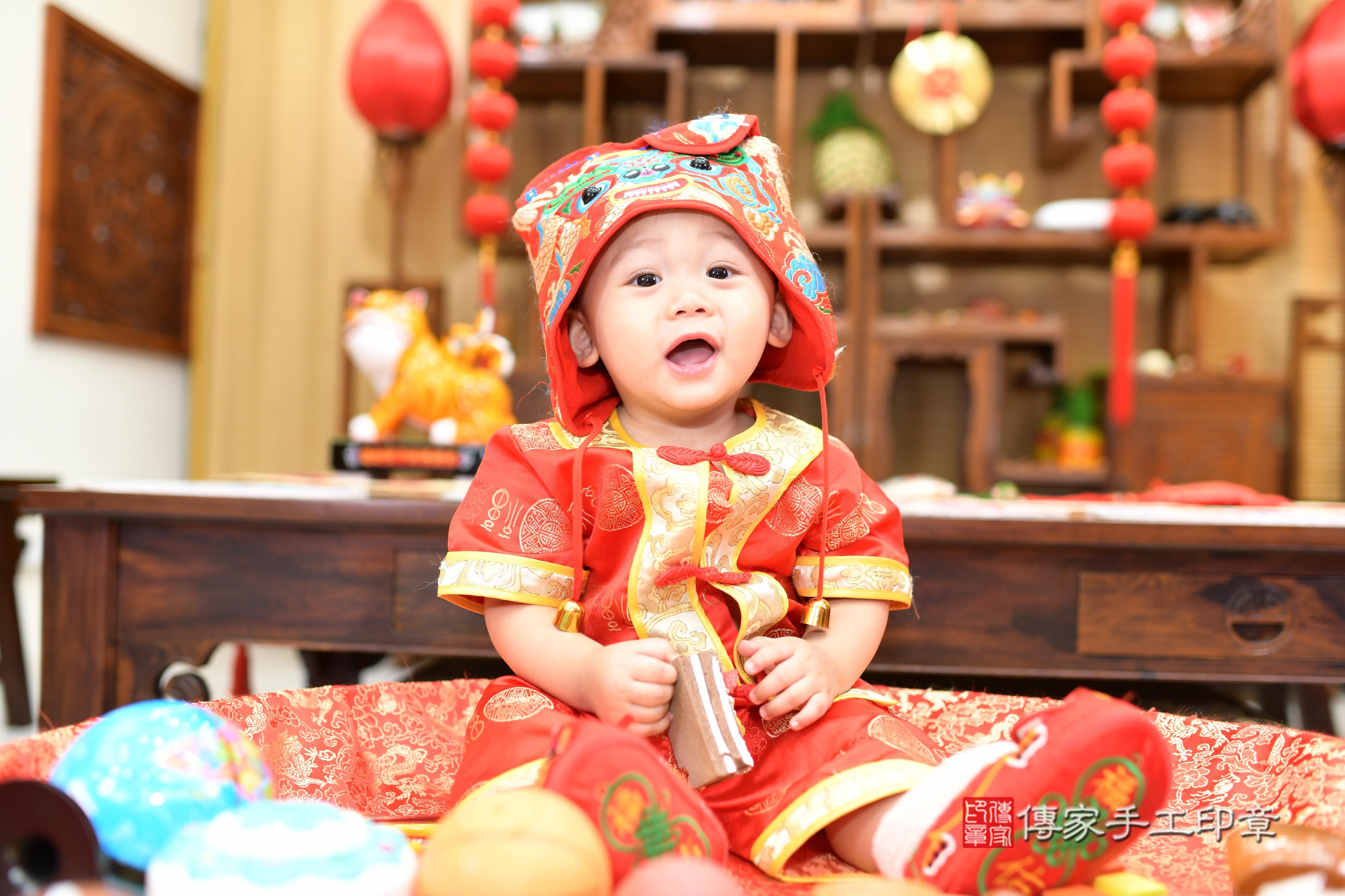 傳家手工印章台南店、抓周、度脺、中國風會場、傳家嬰兒古禮、吉祥話、抓周道具物品24種、拍照。抓周證書。寶寶抓周、滿周歲、生日快樂、祝福 傳家手工印章台南店、抓周、度脺、中國風會場、傳家嬰兒古禮、吉祥話、抓周道具物品24種、拍照。抓周證書。寶寶抓周、滿周歲、生日快樂、祝福