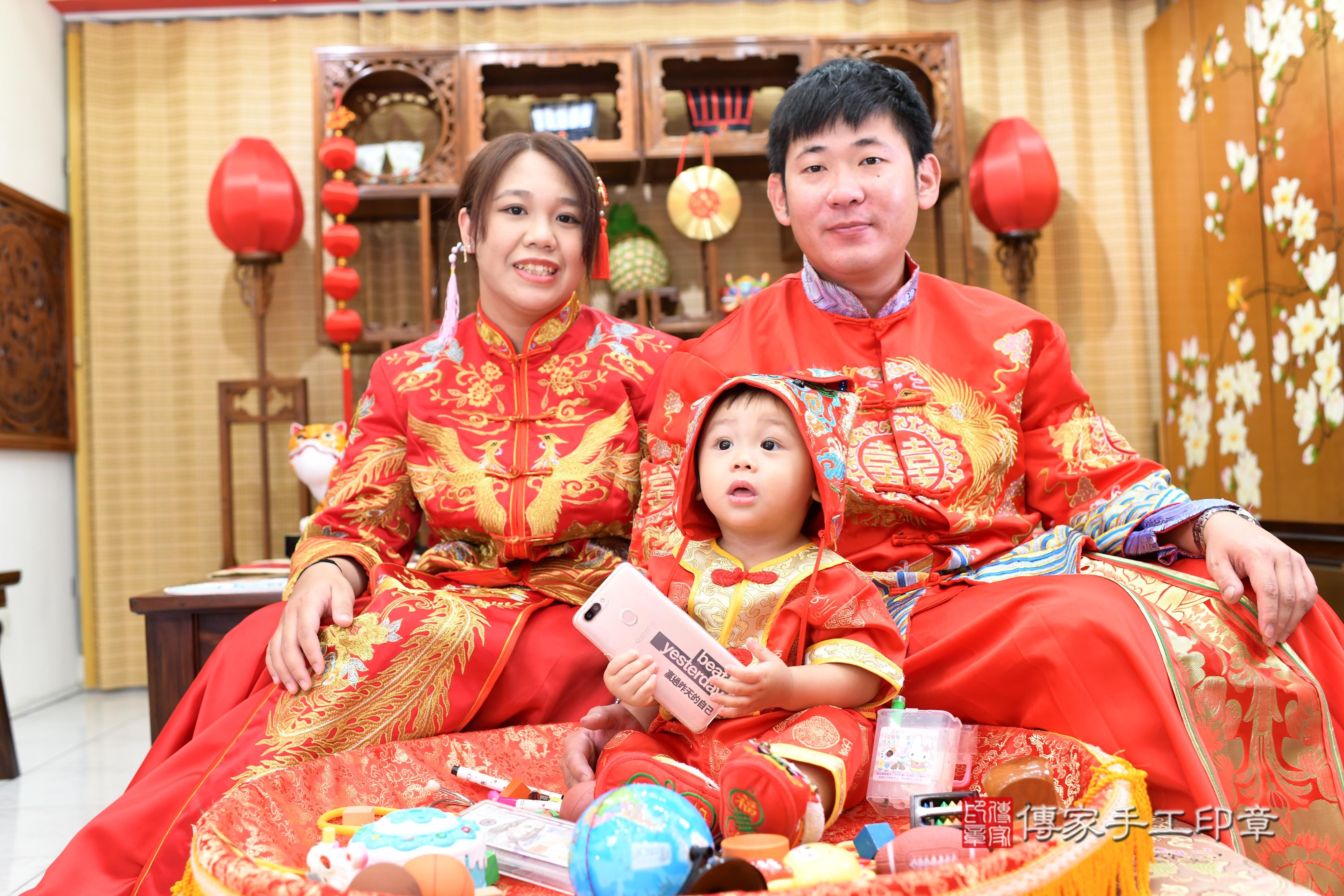 傳家手工印章台南店、抓周、度脺、中國風會場、傳家嬰兒古禮、吉祥話、抓周道具物品24種、拍照。抓周證書。寶寶抓周、滿周歲、生日快樂、祝福 傳家手工印章台南店、抓周、度脺、中國風會場、傳家嬰兒古禮、吉祥話、抓周道具物品24種、拍照。抓周證書。寶寶抓周、滿周歲、生日快樂、祝福