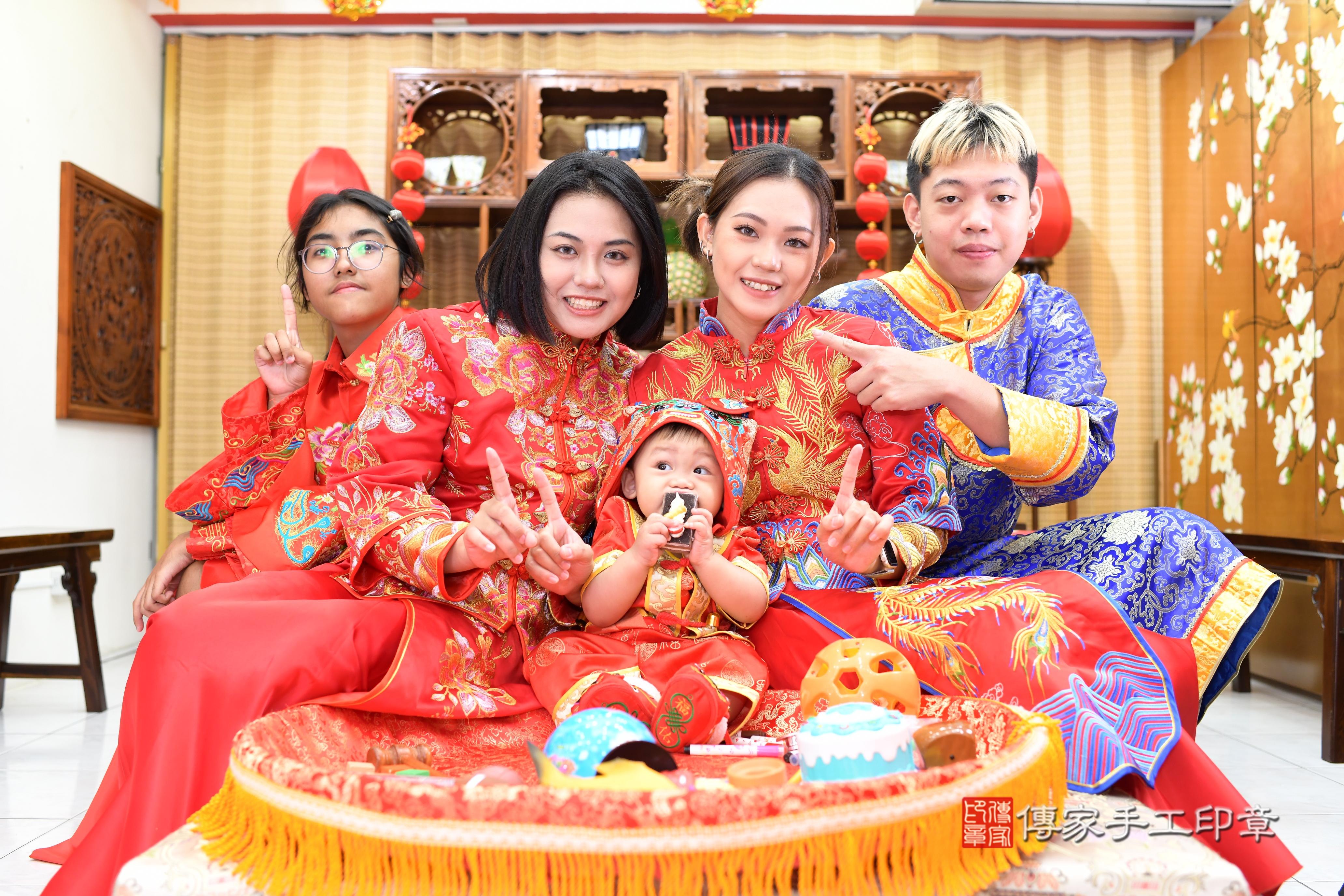 傳家手工印章台南店、抓周、度脺、中國風會場、傳家嬰兒古禮、吉祥話、抓周道具物品24種、拍照。抓周證書。寶寶抓周、滿周歲、生日快樂、祝福 傳家手工印章台南店、抓周、度脺、中國風會場、傳家嬰兒古禮、吉祥話、抓周道具物品24種、拍照。抓周證書。寶寶抓周、滿周歲、生日快樂、祝福
