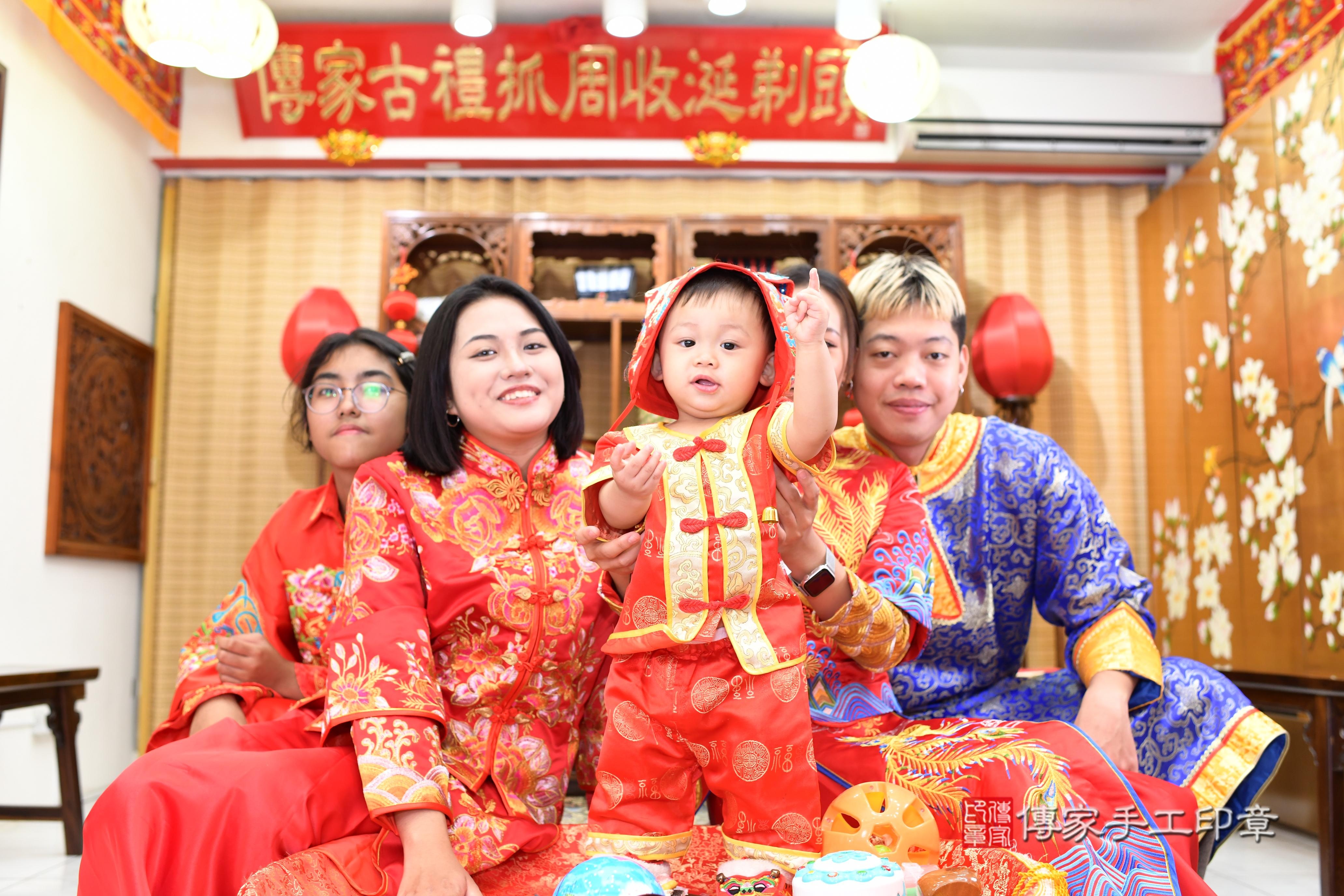 傳家手工印章台南店、抓周、度脺、中國風會場、傳家嬰兒古禮、吉祥話、抓周道具物品24種、拍照。抓周證書。寶寶抓周、滿周歲、生日快樂、祝福 傳家手工印章台南店、抓周、度脺、中國風會場、傳家嬰兒古禮、吉祥話、抓周道具物品24種、拍照。抓周證書。寶寶抓周、滿周歲、生日快樂、祝福