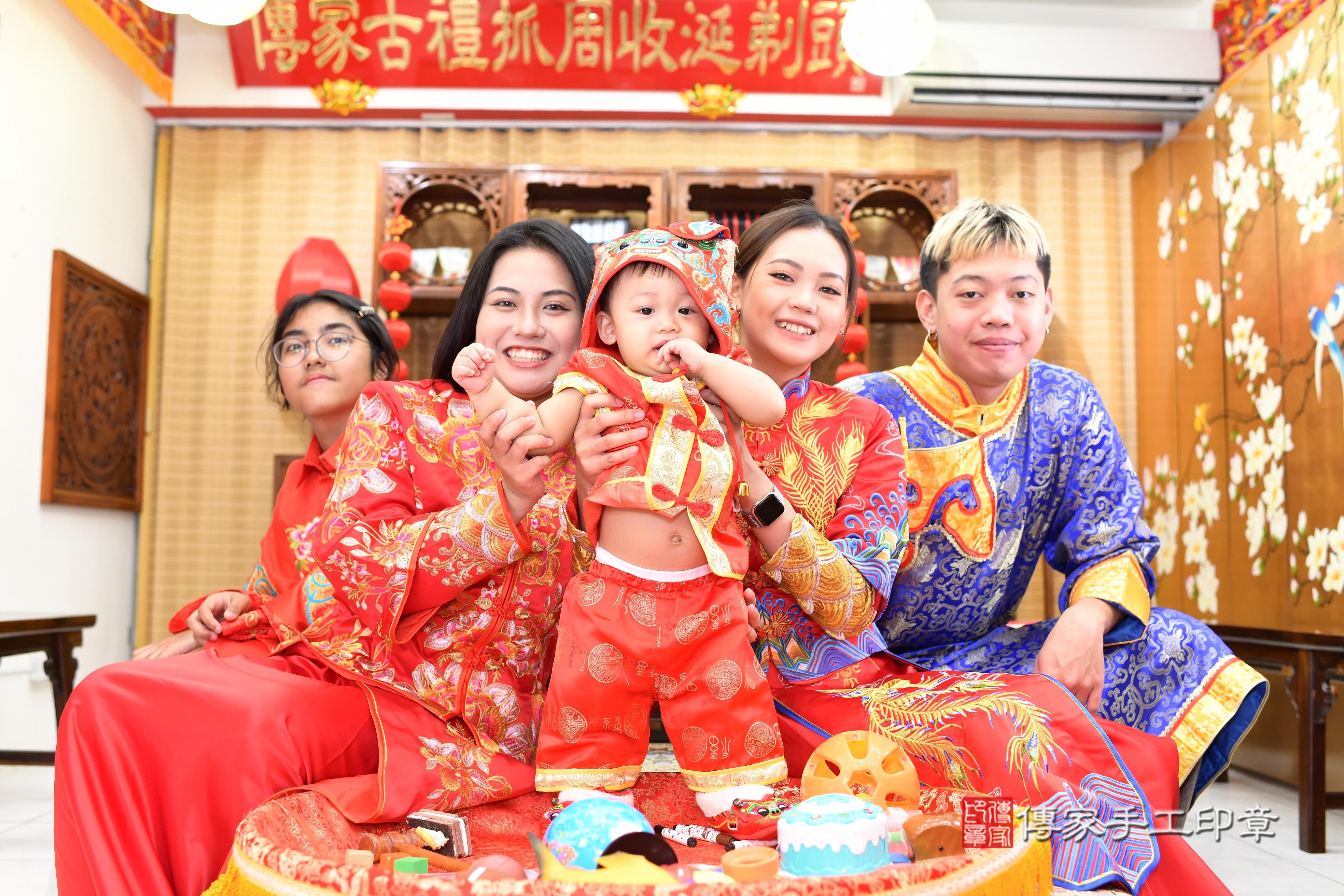 傳家手工印章台南店、抓周、度脺、中國風會場、傳家嬰兒古禮、吉祥話、抓周道具物品24種、拍照。抓周證書。寶寶抓周、滿周歲、生日快樂、祝福 傳家手工印章台南店、抓周、度脺、中國風會場、傳家嬰兒古禮、吉祥話、抓周道具物品24種、拍照。抓周證書。寶寶抓周、滿周歲、生日快樂、祝福