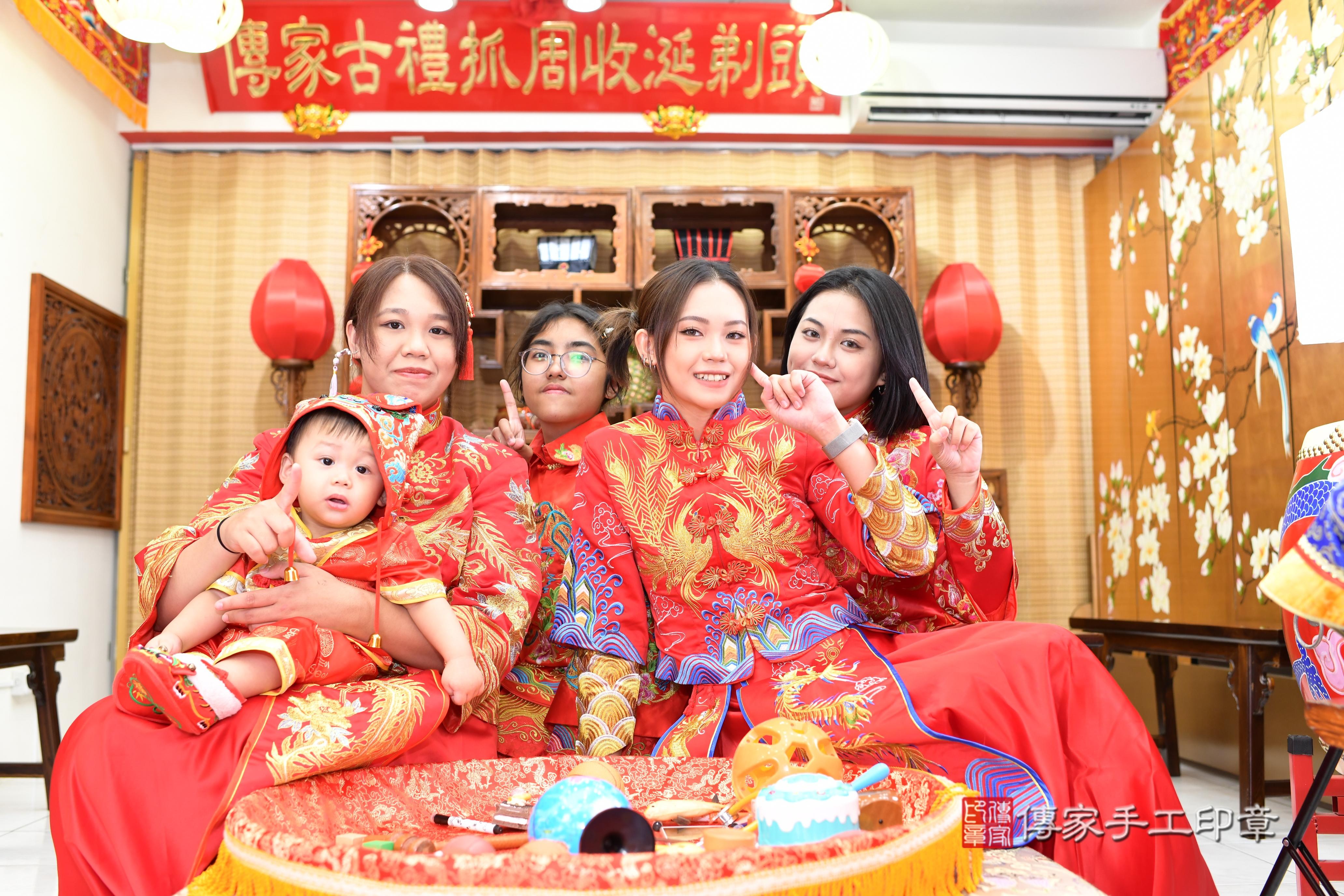 傳家手工印章台南店、抓周、度脺、中國風會場、傳家嬰兒古禮、吉祥話、抓周道具物品24種、拍照。抓周證書。寶寶抓周、滿周歲、生日快樂、祝福 傳家手工印章台南店、抓周、度脺、中國風會場、傳家嬰兒古禮、吉祥話、抓周道具物品24種、拍照。抓周證書。寶寶抓周、滿周歲、生日快樂、祝福