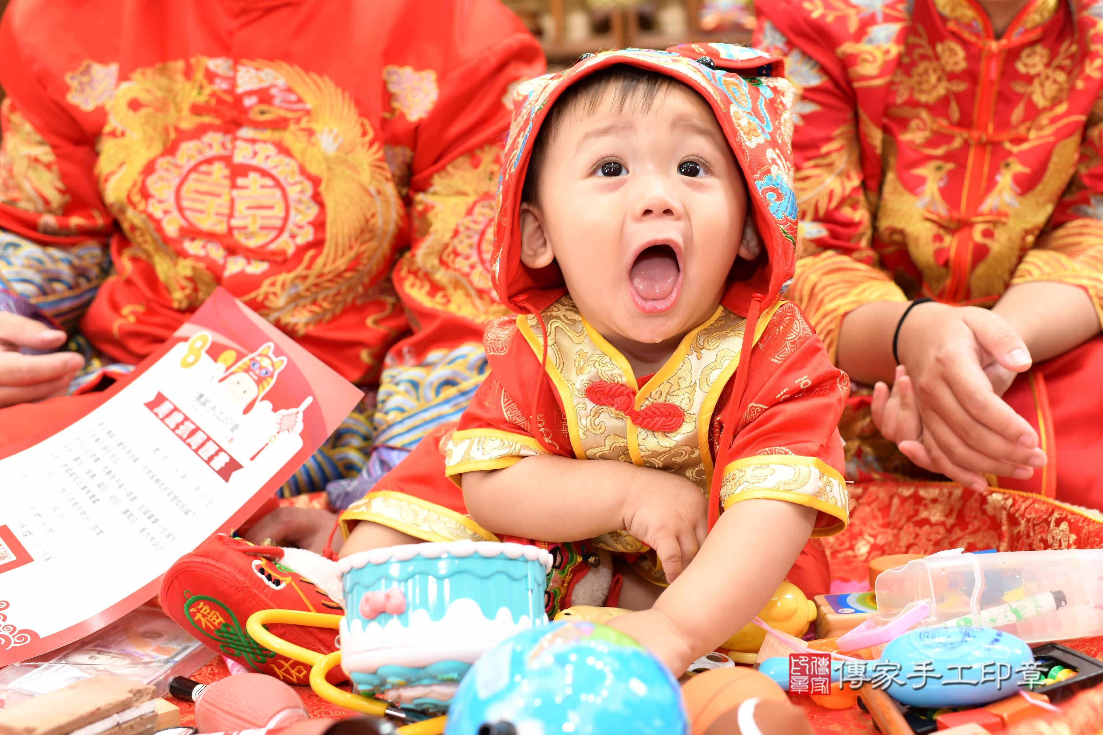 傳家手工印章台南店、抓周、度脺、中國風會場、傳家嬰兒古禮、吉祥話、抓周道具物品24種、拍照。抓周證書。寶寶抓周、滿周歲、生日快樂、祝福 傳家手工印章台南店、抓周、度脺、中國風會場、傳家嬰兒古禮、吉祥話、抓周道具物品24種、拍照。抓周證書。寶寶抓周、滿周歲、生日快樂、祝福