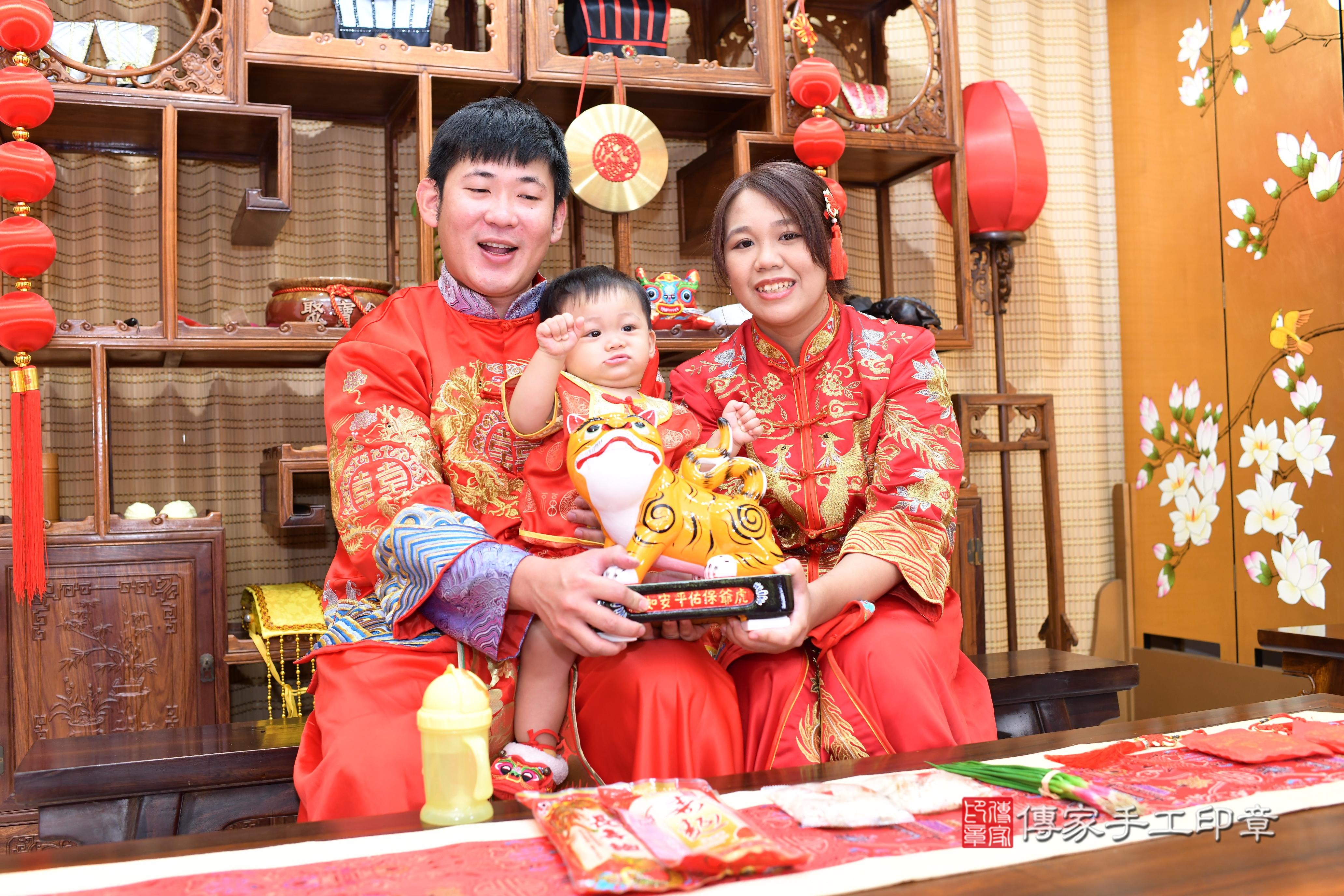 傳家手工印章台南店、抓周、度脺、中國風會場、傳家嬰兒古禮、吉祥話、抓周道具物品24種、拍照。抓周證書。寶寶抓周、滿周歲、生日快樂、祝福