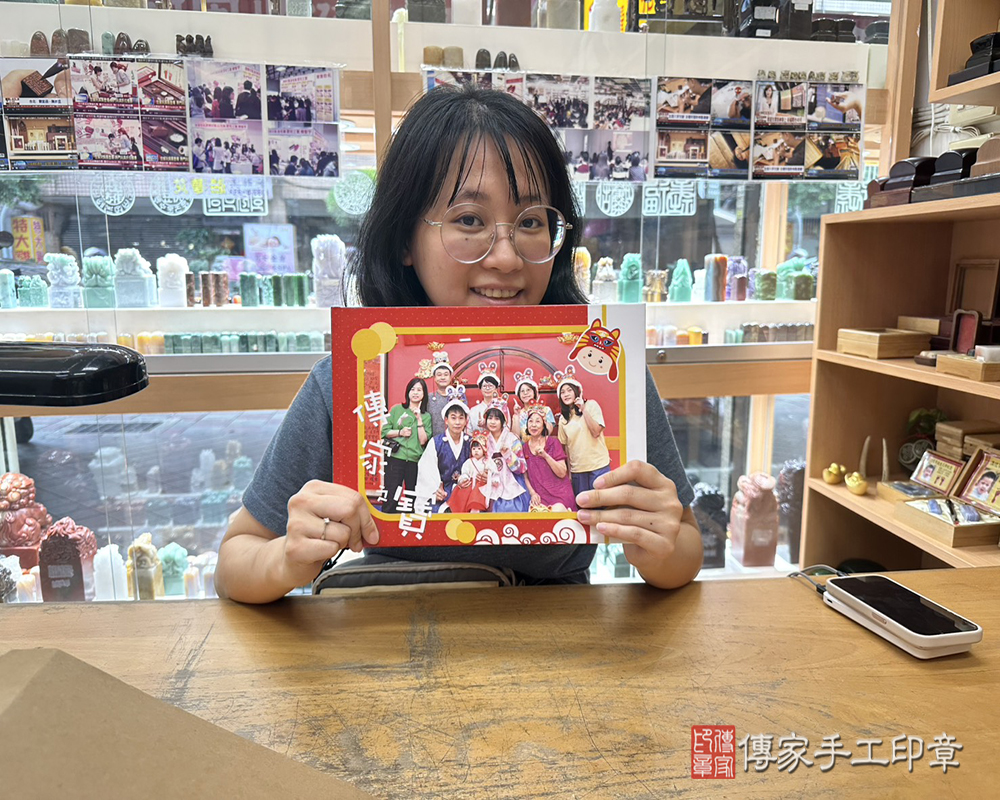 新北市新店區綺綺寶貝抓周推薦：傳家新北店抓周度脺中國風會場，嬰兒古禮抓周流程儀式吉祥話、抓周道具物品24種、拍照。抓周證書。2025.06.29