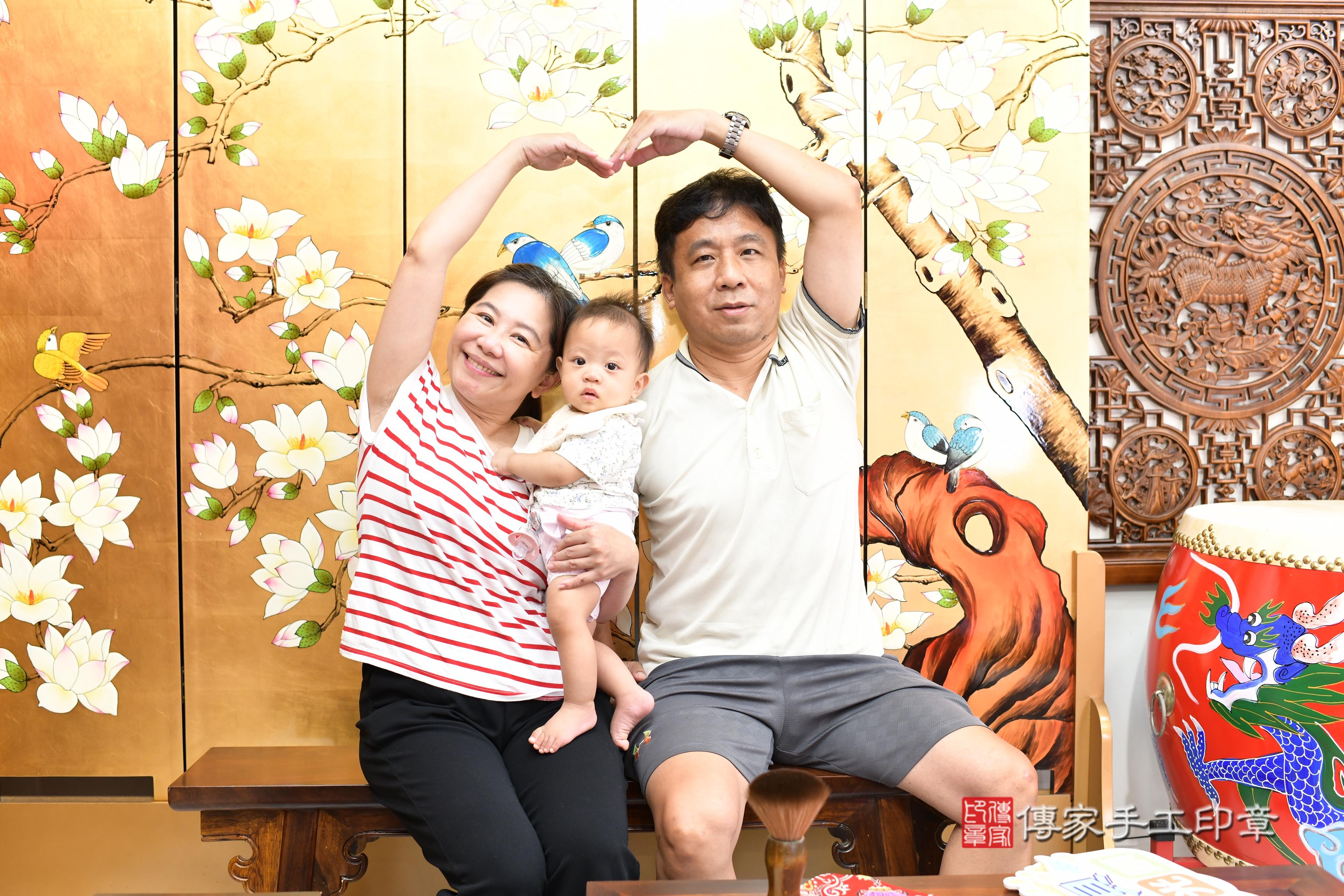 傳家手工印章台南店、抓周、度脺、中國風會場、傳家嬰兒古禮、吉祥話、抓周道具物品24種、拍照。抓周證書。寶寶抓周、滿周歲、生日快樂、祝福