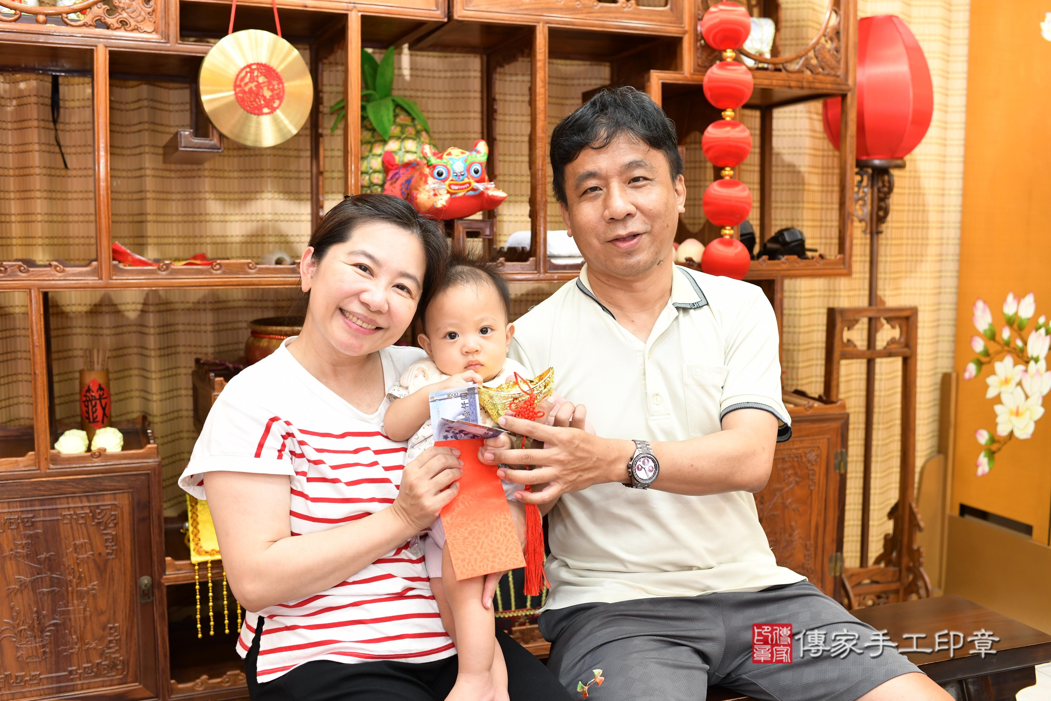 傳家手工印章台南店、抓周、度脺、中國風會場、傳家嬰兒古禮、吉祥話、抓周道具物品24種、拍照。抓周證書。寶寶抓周、滿周歲、生日快樂、祝福