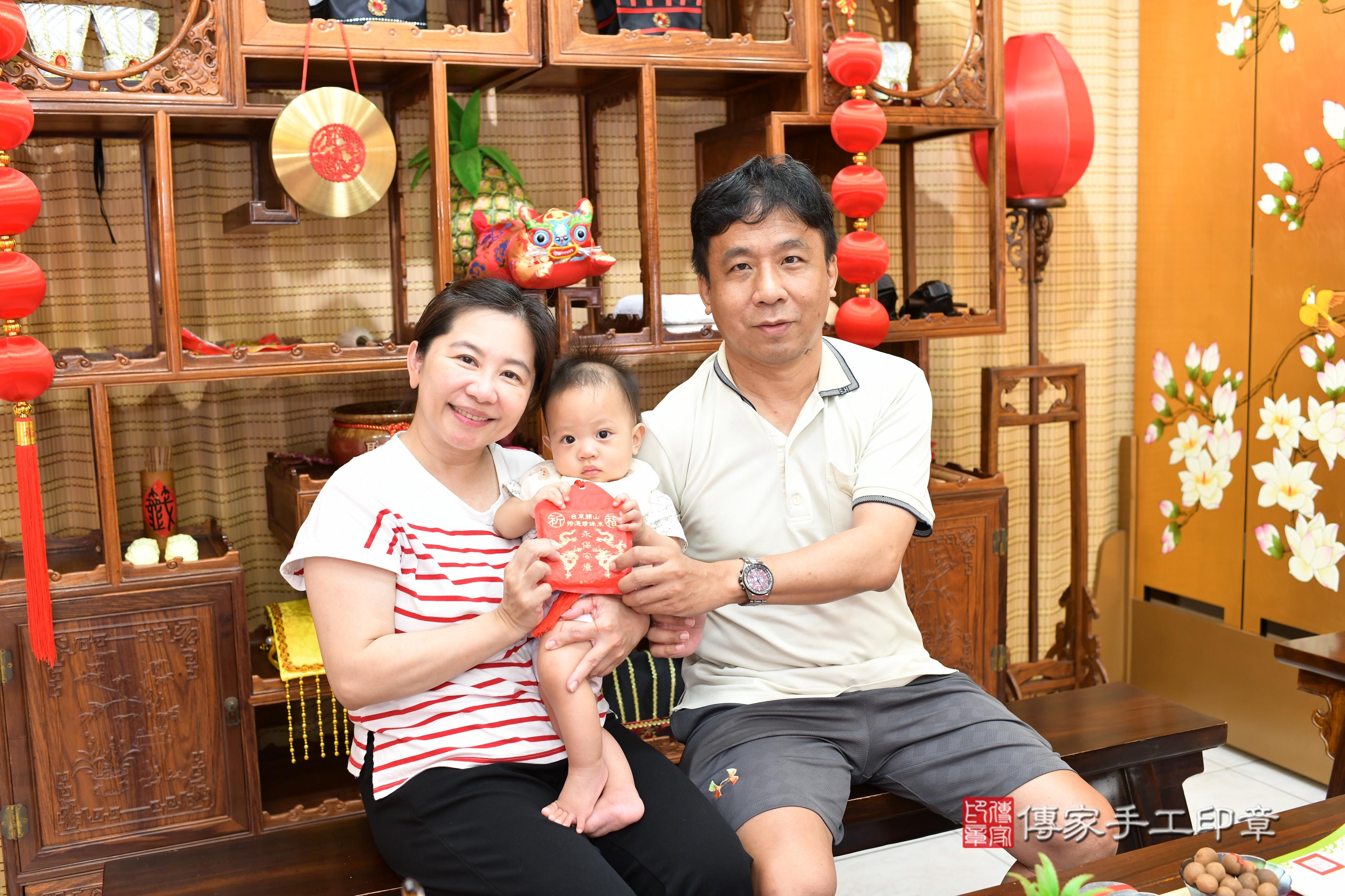 傳家手工印章台南店、抓周、度脺、中國風會場、傳家嬰兒古禮、吉祥話、抓周道具物品24種、拍照。抓周證書。寶寶抓周、滿周歲、生日快樂、祝福