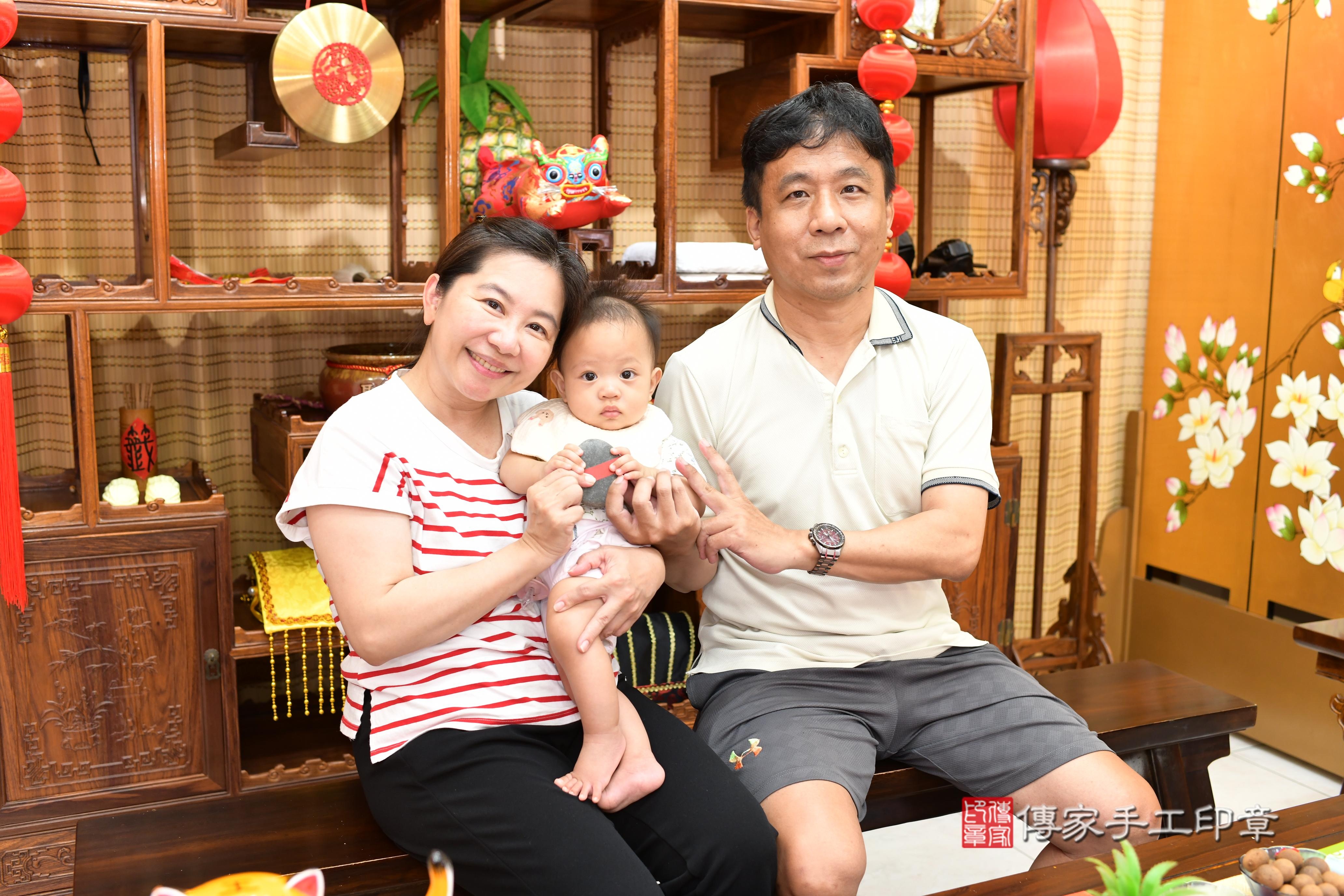 傳家手工印章台南店、抓周、度脺、中國風會場、傳家嬰兒古禮、吉祥話、抓周道具物品24種、拍照。抓周證書。寶寶抓周、滿周歲、生日快樂、祝福