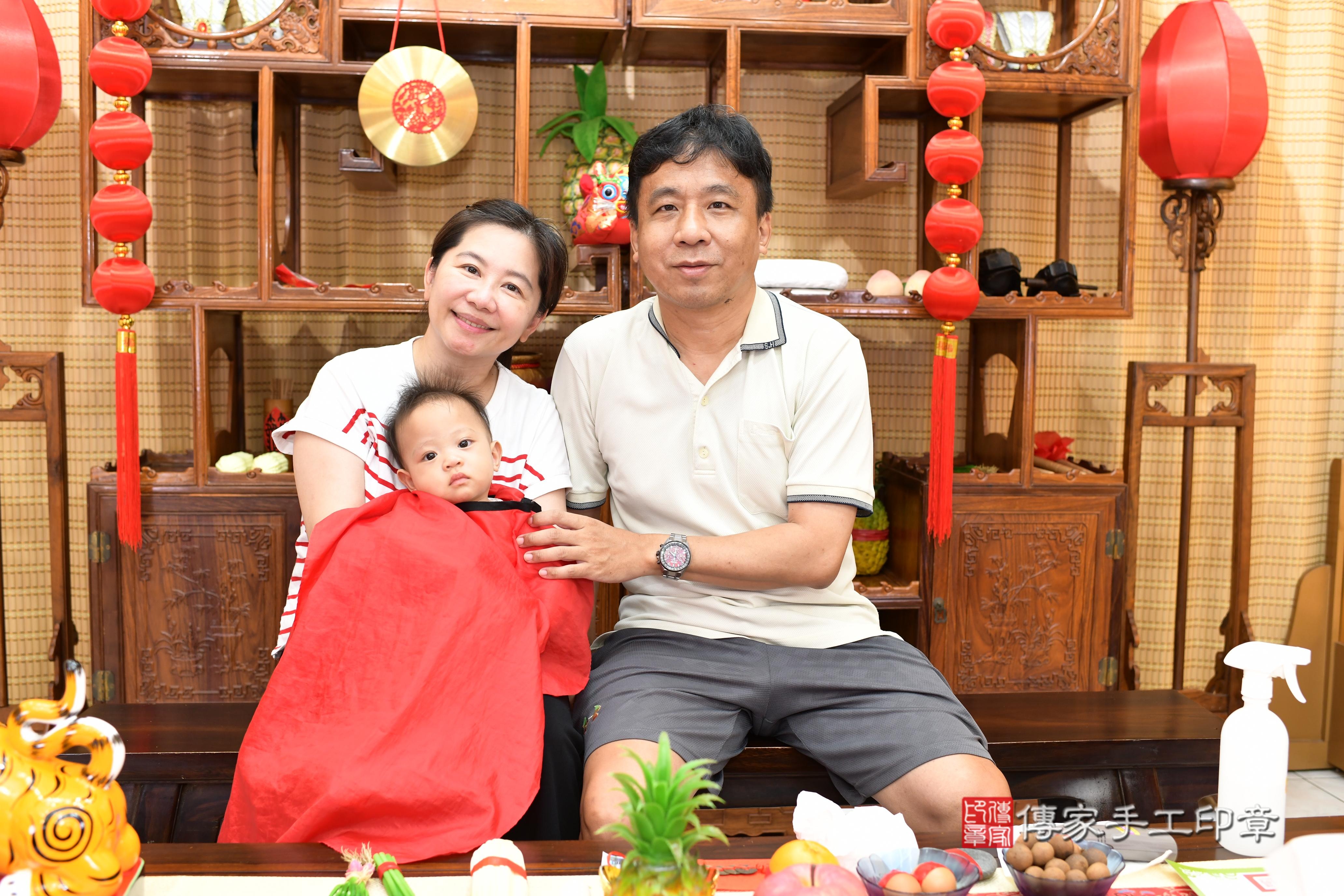 傳家手工印章台南店、抓周、度脺、中國風會場、傳家嬰兒古禮、吉祥話、抓周道具物品24種、拍照。抓周證書。寶寶抓周、滿周歲、生日快樂、祝福