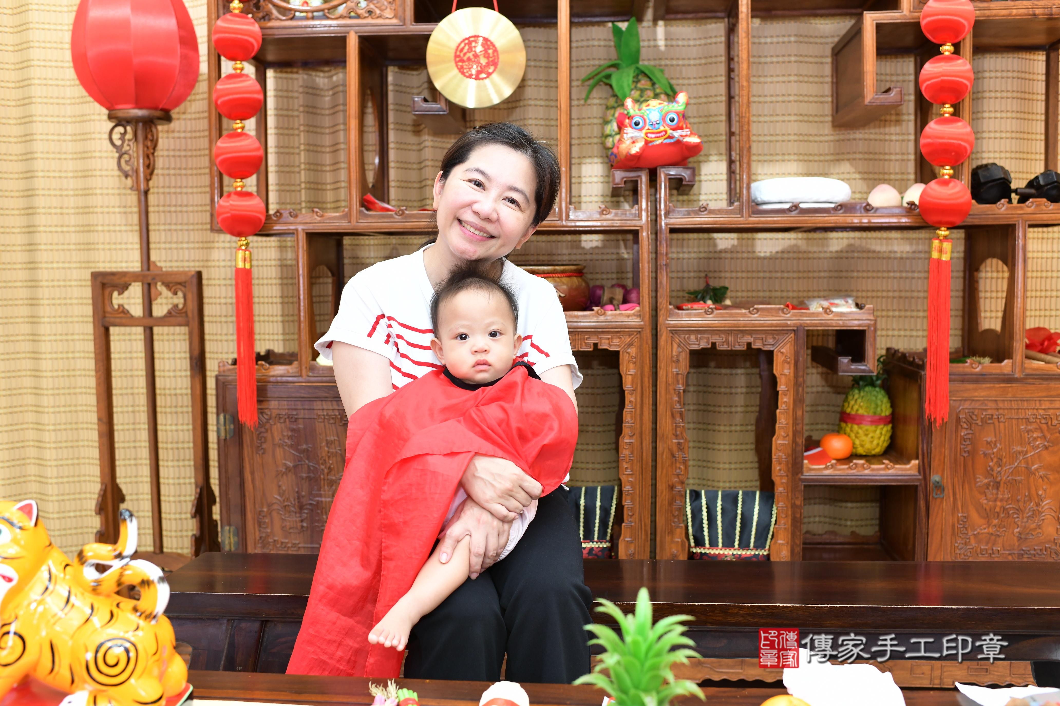 傳家手工印章台南店、抓周、度脺、中國風會場、傳家嬰兒古禮、吉祥話、抓周道具物品24種、拍照。抓周證書。寶寶抓周、滿周歲、生日快樂、祝福