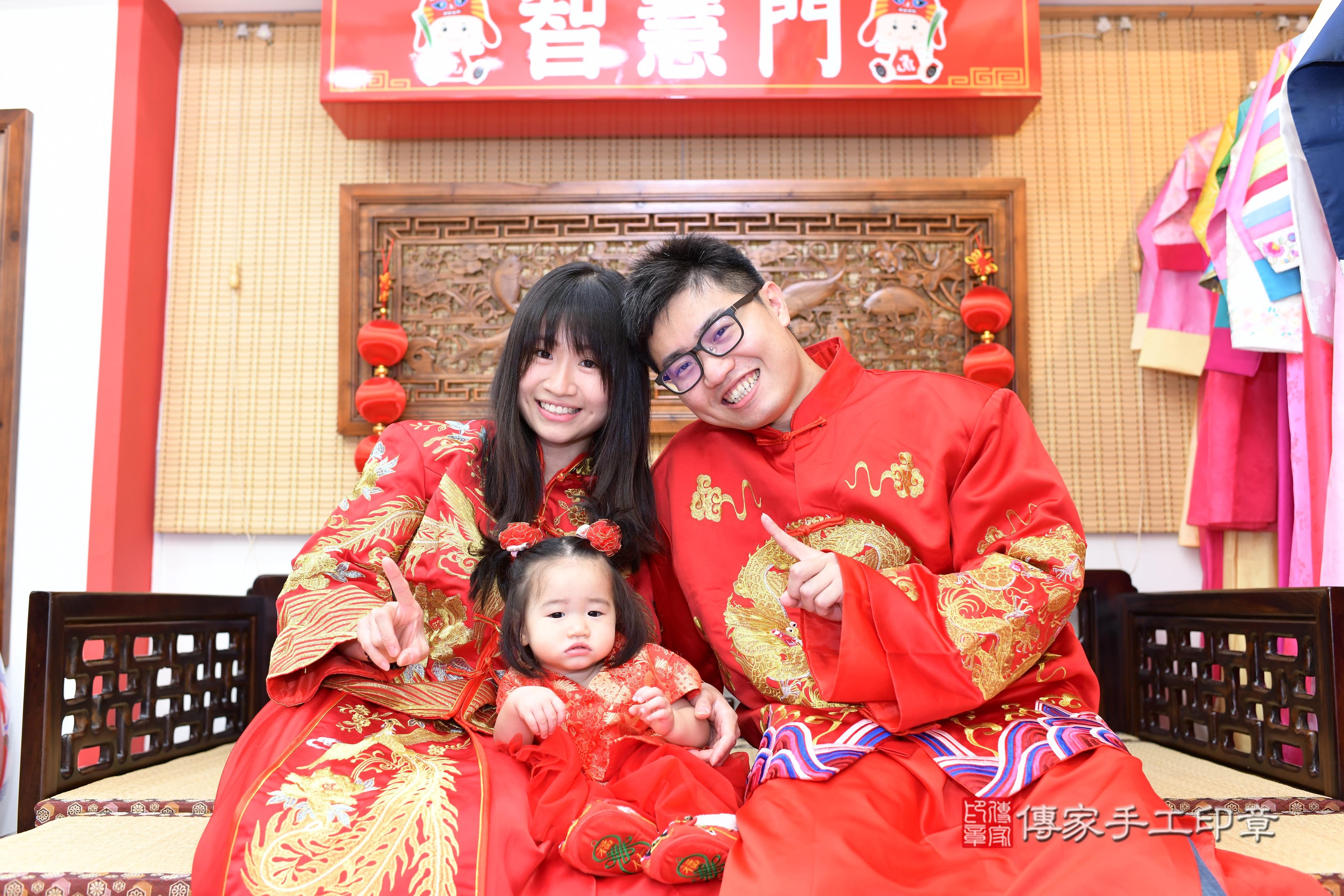 傳家手工印章台南店、抓周、度脺、中國風會場、傳家嬰兒古禮、吉祥話、抓周道具物品24種、拍照。抓周證書。寶寶抓周、滿周歲、生日快樂、祝福 傳家手工印章台南店、抓周、度脺、中國風會場、傳家嬰兒古禮、吉祥話、抓周道具物品24種、拍照。抓周證書。寶寶抓周、滿周歲、生日快樂、祝福