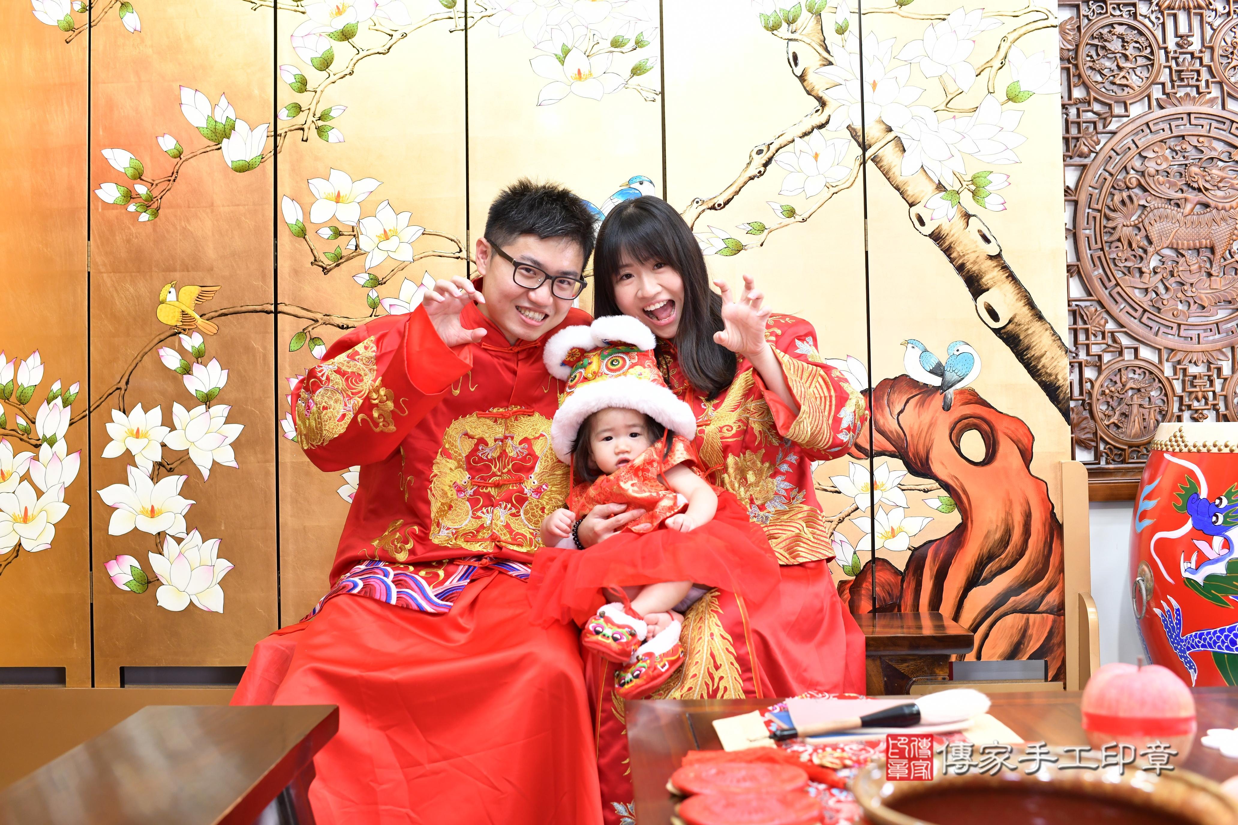 傳家手工印章台南店、抓周、度脺、中國風會場、傳家嬰兒古禮、吉祥話、抓周道具物品24種、拍照。抓周證書。寶寶抓周、滿周歲、生日快樂、祝福 傳家手工印章台南店、抓周、度脺、中國風會場、傳家嬰兒古禮、吉祥話、抓周道具物品24種、拍照。抓周證書。寶寶抓周、滿周歲、生日快樂、祝福