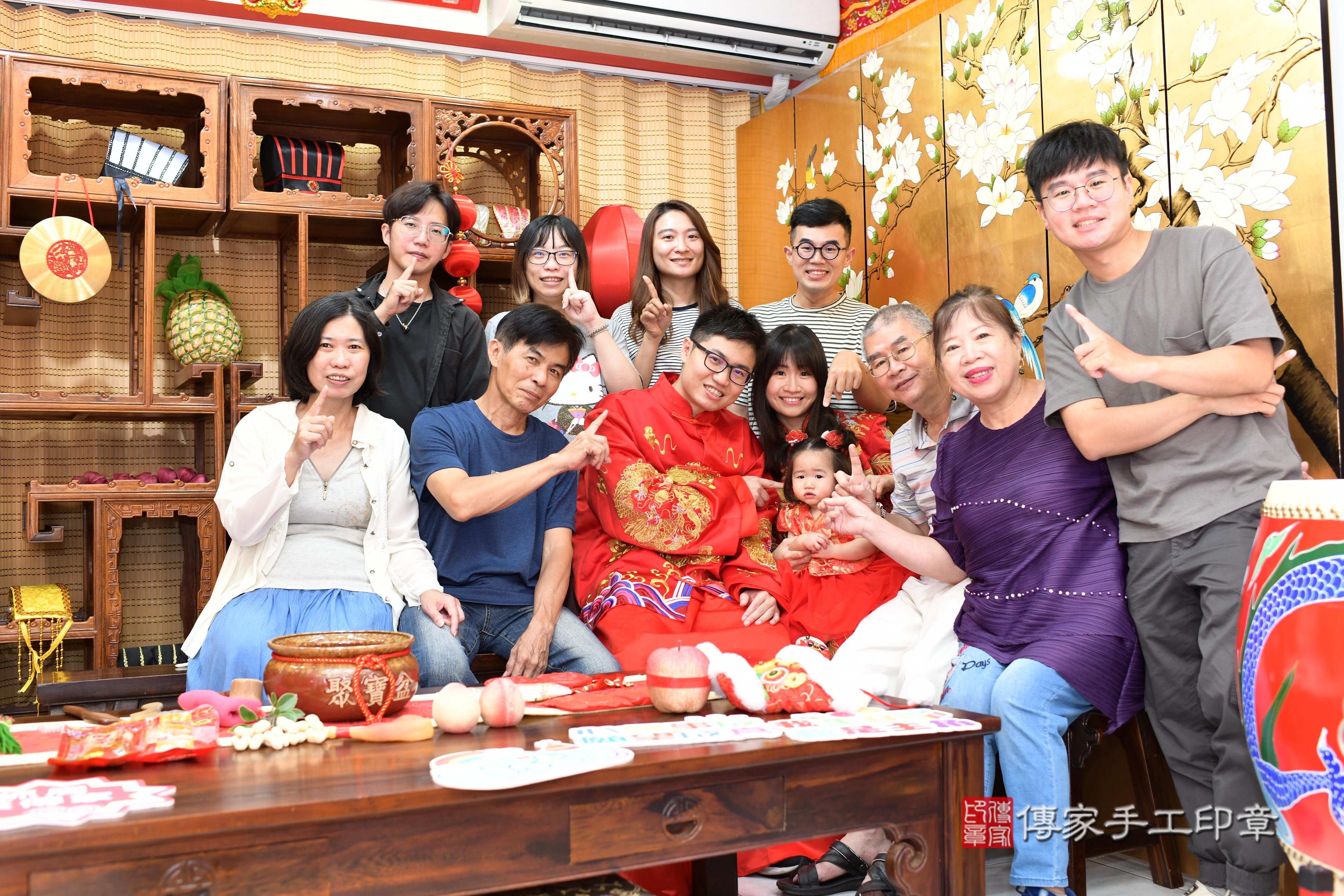 傳家手工印章台南店、抓周、度脺、中國風會場、傳家嬰兒古禮、吉祥話、抓周道具物品24種、拍照。抓周證書。寶寶抓周、滿周歲、生日快樂、祝福 傳家手工印章台南店、抓周、度脺、中國風會場、傳家嬰兒古禮、吉祥話、抓周道具物品24種、拍照。抓周證書。寶寶抓周、滿周歲、生日快樂、祝福