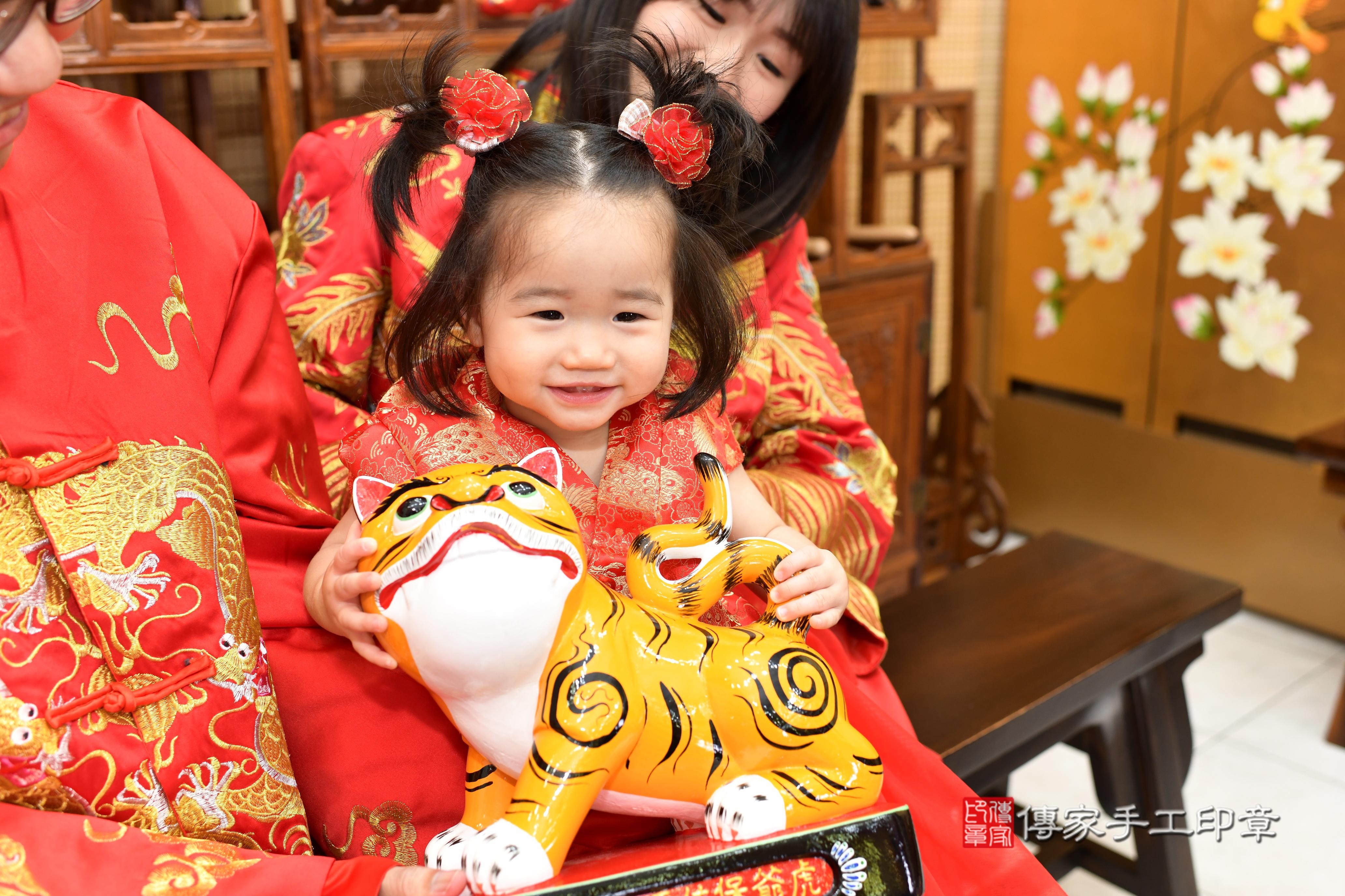 傳家手工印章台南店、抓周、度脺、中國風會場、傳家嬰兒古禮、吉祥話、抓周道具物品24種、拍照。抓周證書。寶寶抓周、滿周歲、生日快樂、祝福 傳家手工印章台南店、抓周、度脺、中國風會場、傳家嬰兒古禮、吉祥話、抓周道具物品24種、拍照。抓周證書。寶寶抓周、滿周歲、生日快樂、祝福