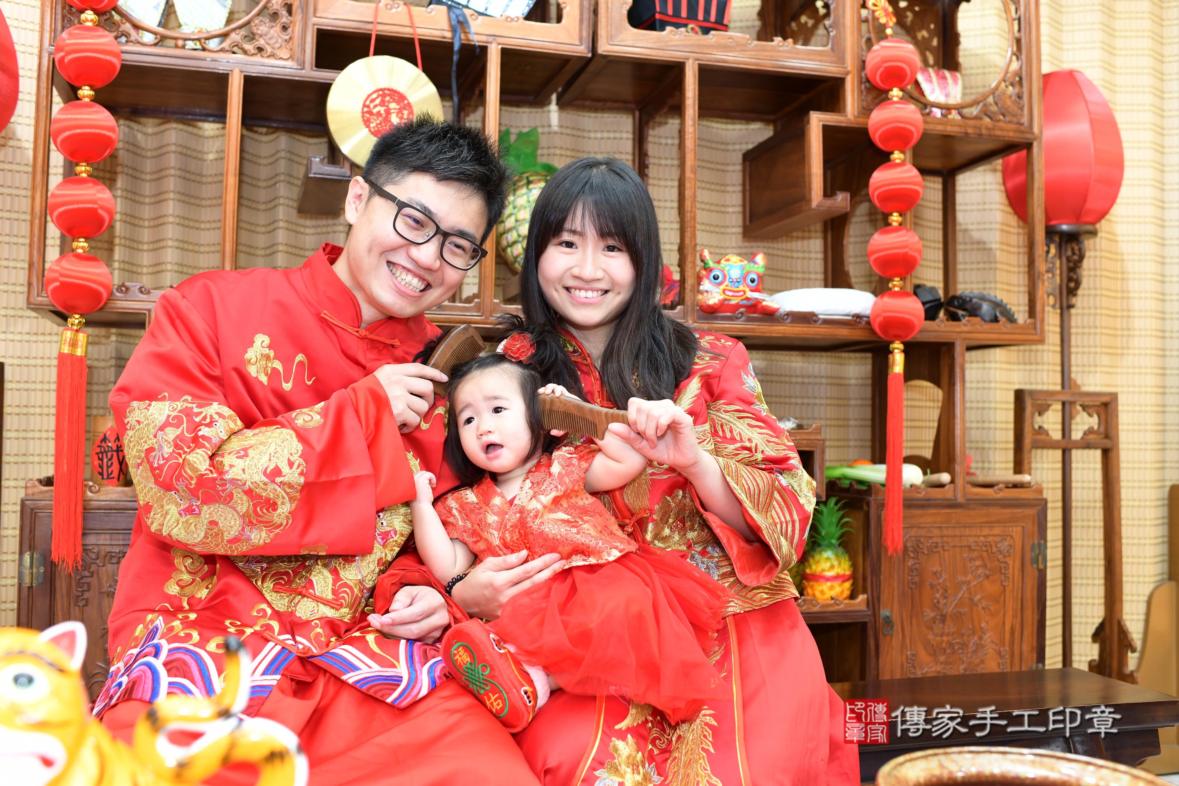 傳家手工印章台南店、抓周、度脺、中國風會場、傳家嬰兒古禮、吉祥話、抓周道具物品24種、拍照。抓周證書。寶寶抓周、滿周歲、生日快樂、祝福